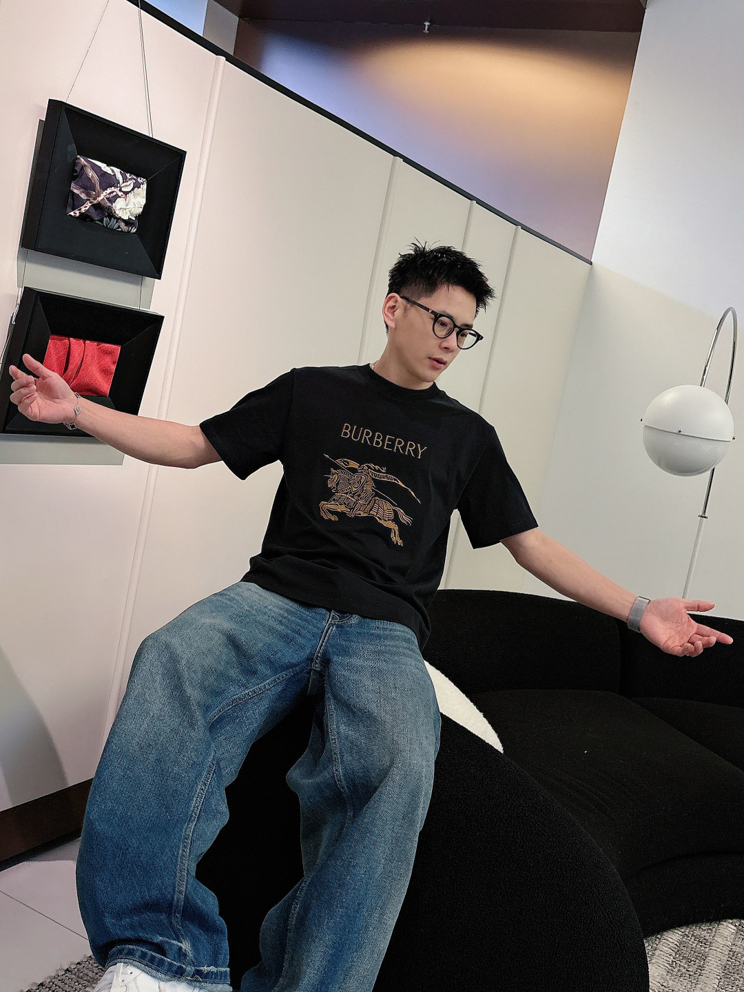 2026SS新品 Burberr*/巴宝莉 马术骑士刺绣棉质针织圆领短袖T恤战马刺绣图案主体采用精密挨针