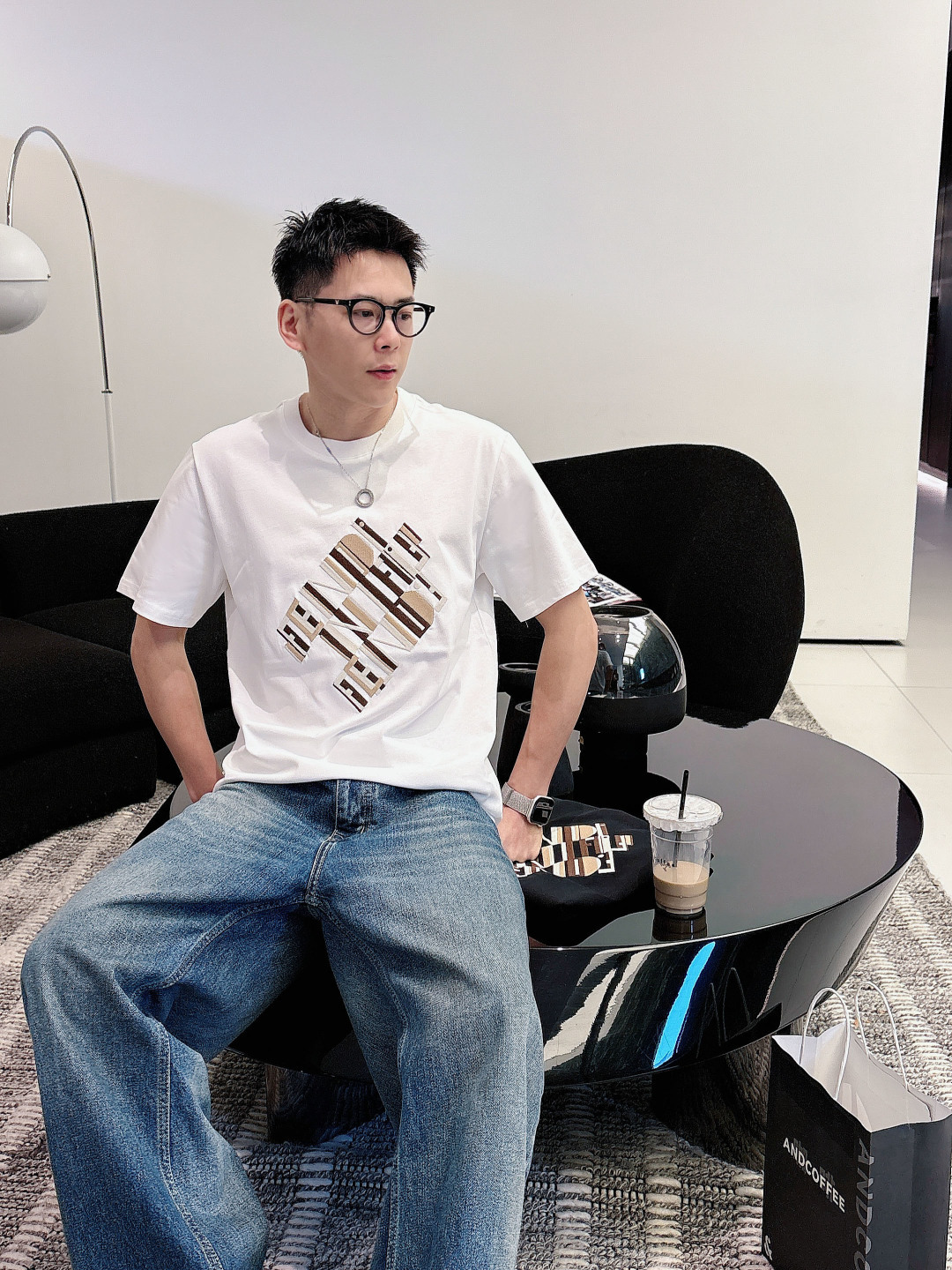 NO:684047,FENDI Fendi Fei double F Fei 26SS new counter T stage catwalk model with triple overlapping geometric letter embroidery on the chest short-sleeved T-shirt, same style for men and women!  Short-sleeves are not the same as the general public, but must be unique and eye-catching. This Fendi round-neck T-shirt has top-notch appearance and quality, comfort, consistent style, and fashion, including fabrics and cutting techniques. We have put a lot of effort into it!  The custom-made pure cotton fabric is breathable, very refreshing and comfortable for daily wear. The rib knitting on the neckline is smooth and tight, and the neckline will not be skewed if you toss it casually. With a loose version, you will find that it really looks good on the upper body. The overall design is minimalist and neat, and it is super versatile for daily wear!  Pair it casually with a pair of pants for a youthful look. A round-neck T-shirt will make your outfit crazy. It is a fashionable item that can never go wrong!  Color black white Size S-2XL (high version has turtle back), fendi, fendi, T-shirt, tees, t-shirt,19860909FENDI 芬迪 Fei双F Fei 26SS新品专柜T台走秀款胸前三重叠影几何字母刺绣 短袖T恤,男女同款！短袖不在千篇一律的大众脸,而是一定要独特吸引人的眼球,这一款芬迪圆领T恤 品相品质都在线,舒适度,一如既往的版型,时髦度,包括面料、裁剪工艺上,都是下足了功夫！定制纯棉面料透气,日常穿着非常清爽穿感舒适,领口的罗纹针织平整紧密,随意折腾都不会领口歪斜,宽松版型,上身你就会发现真的好好看,整体极简利落,超级日常百搭！随随便便搭配一条裤子就是青春的样子,一件圆领t恤就能为你的穿搭疯狂,绝不会出错的时髦单品！ 颜色黑色 白色 尺码S-2XL（高版本背后有龟背）,,fendi,fendi,T-shirt,tees，t-shirt,,Men's clothing