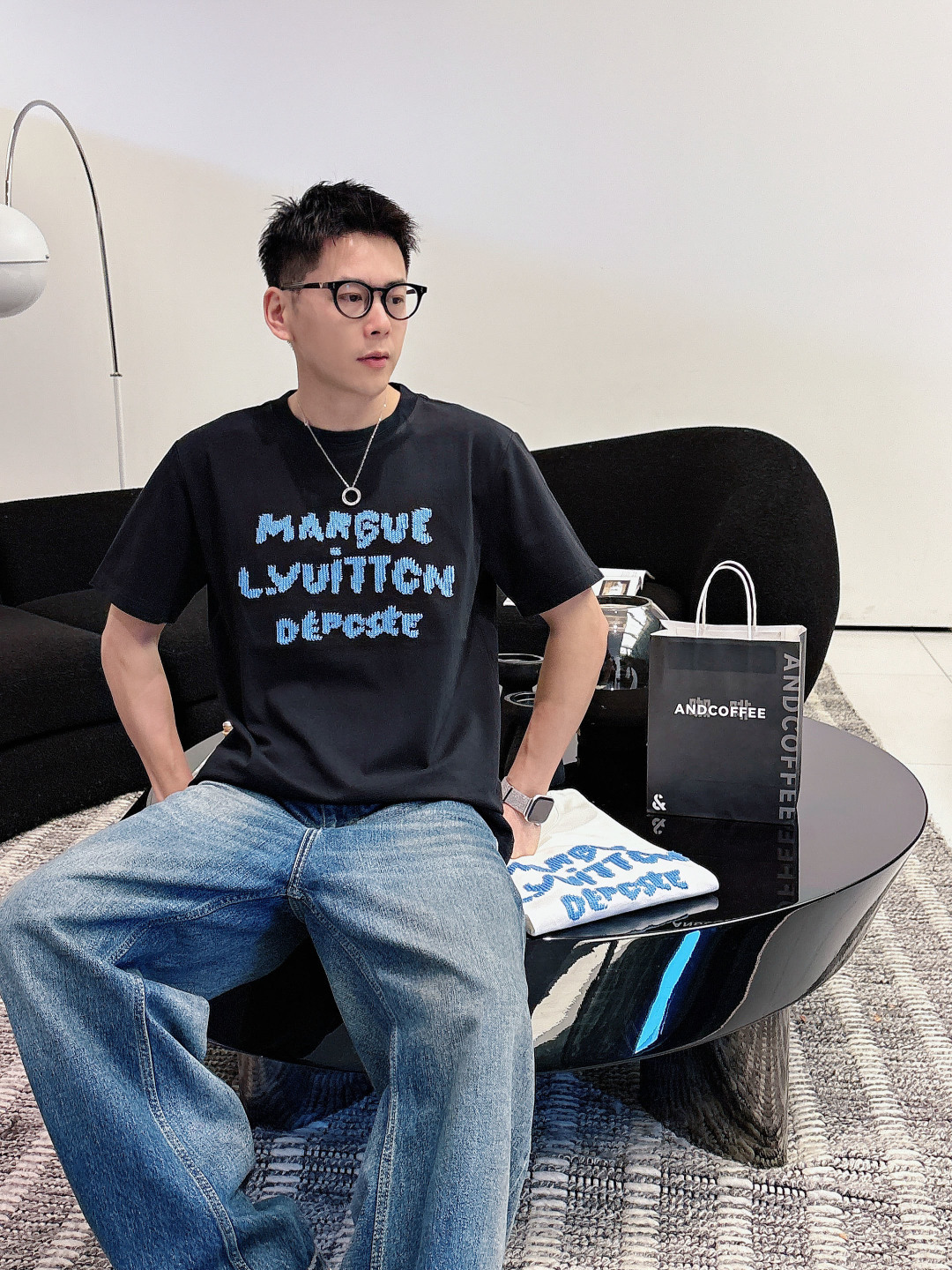 NO:684053,2026SS new donkey brand lv men's new round neck short sleeves, Hong Kong foreign company channel goods, heavy high-end products, high luxury platinum level single products, 26 years of official counter new products, limited sales in Europe!  The vision is quite elegant and fashionable, the recognition is quite distinct, retro and fashionable, very refined and high-end, perfectly flaunting the brand identity, and full of charm. From the main fabric to the detailed craftsmanship, everything shows the ingenuity of fashion, interpreting the essence of fashion to the extreme!  We provide customers with high-grade imported custom-woven fabrics for ready-made garments, which have perfect combination of comfort and breathability. The tactile experience is self-evident, and you can enjoy the ultimate luxury!  Familiar color matching, excellent compatibility, the upper body is full of luxury and temperament, and full of style. Sizes S-2XL,, louis vuitton, louis vuitton, T-shirt,198609092026SS新品驴牌lv男士新款圆领短袖,香港洋行渠道货,重磅高端臻品,高奢品鉴白金级单品,26年官柜新品,欧洲区域限量售卖款！视觉相当雅致时髦,辨识度颇为鲜明,复古且时髦,非常精致而高级,完美标榜了品牌身份,细品韵味十足,从主体面料到细节工艺,无一不彰显时装的匠心所在,将时装的精髓阐释到极致！客供高级进口成衣定织面料,舒适性与透气性完美兼备,触感体验不言而喻,奢华极致享受！轻熟的配色,兼容性优越,上身满满的奢贵感和气质感,型款十足.尺码S-2XL,,louis vuitton,louis vuitton,T-shirt,,Men's clothing