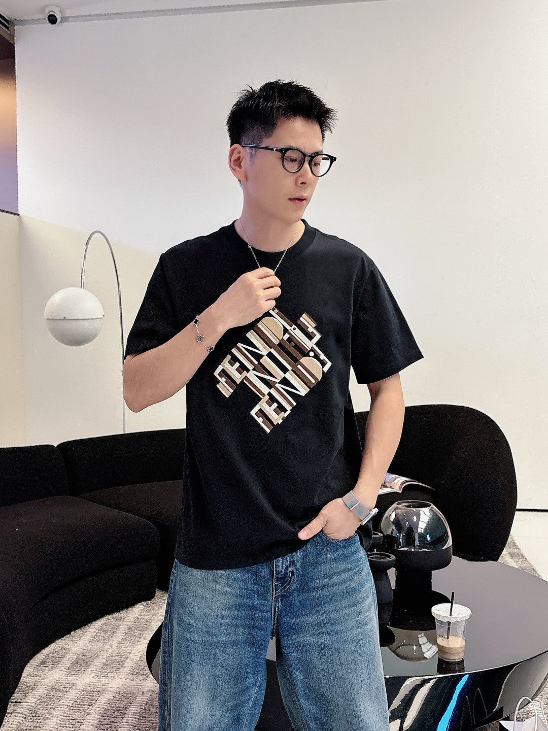 FENDI 芬迪 Fei 双F Fei 26SS新品专柜T台走秀款 胸前三重叠影几何字母🪡刺绣 短袖T恤