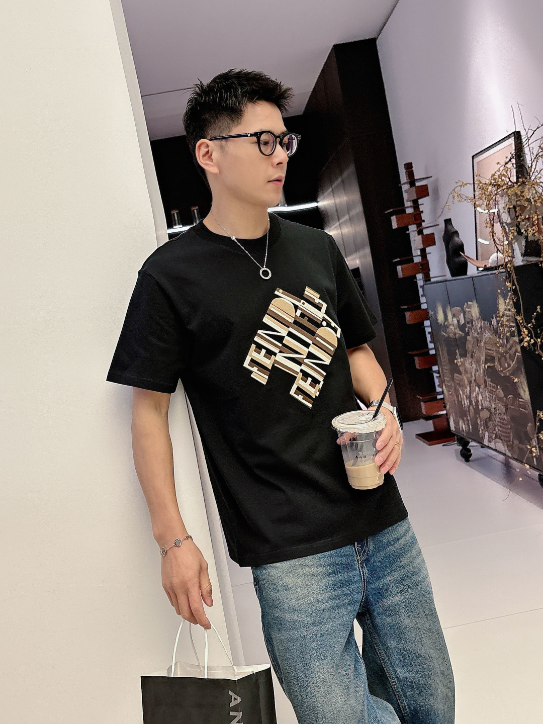 FENDI 芬迪 Fei 双F Fei 26SS新品专柜T台走秀款 胸前三重叠影几何字母🪡刺绣 短袖T恤