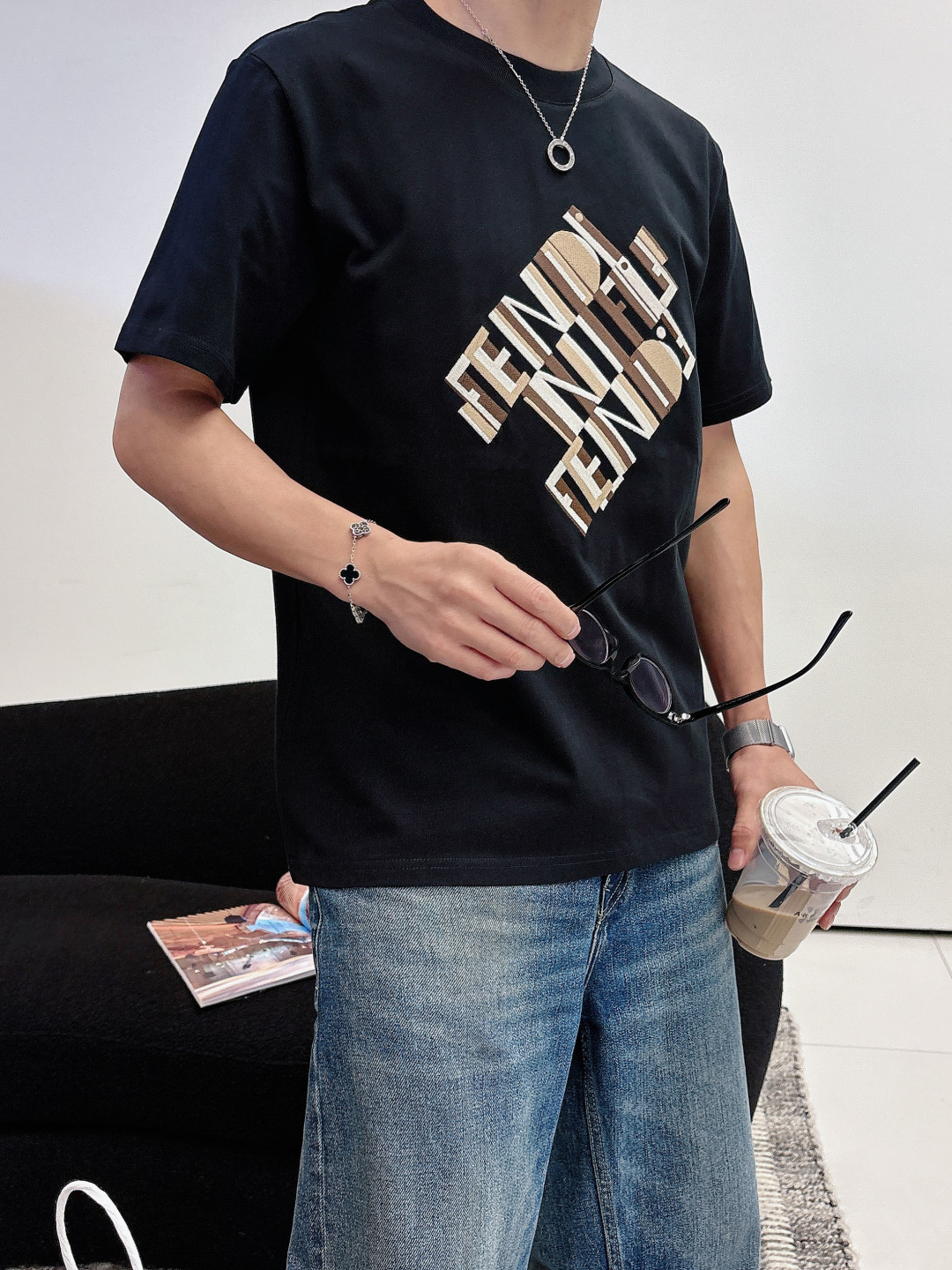 FENDI 芬迪 Fei 双F Fei 26SS新品专柜T台走秀款 胸前三重叠影几何字母🪡刺绣 短袖T恤