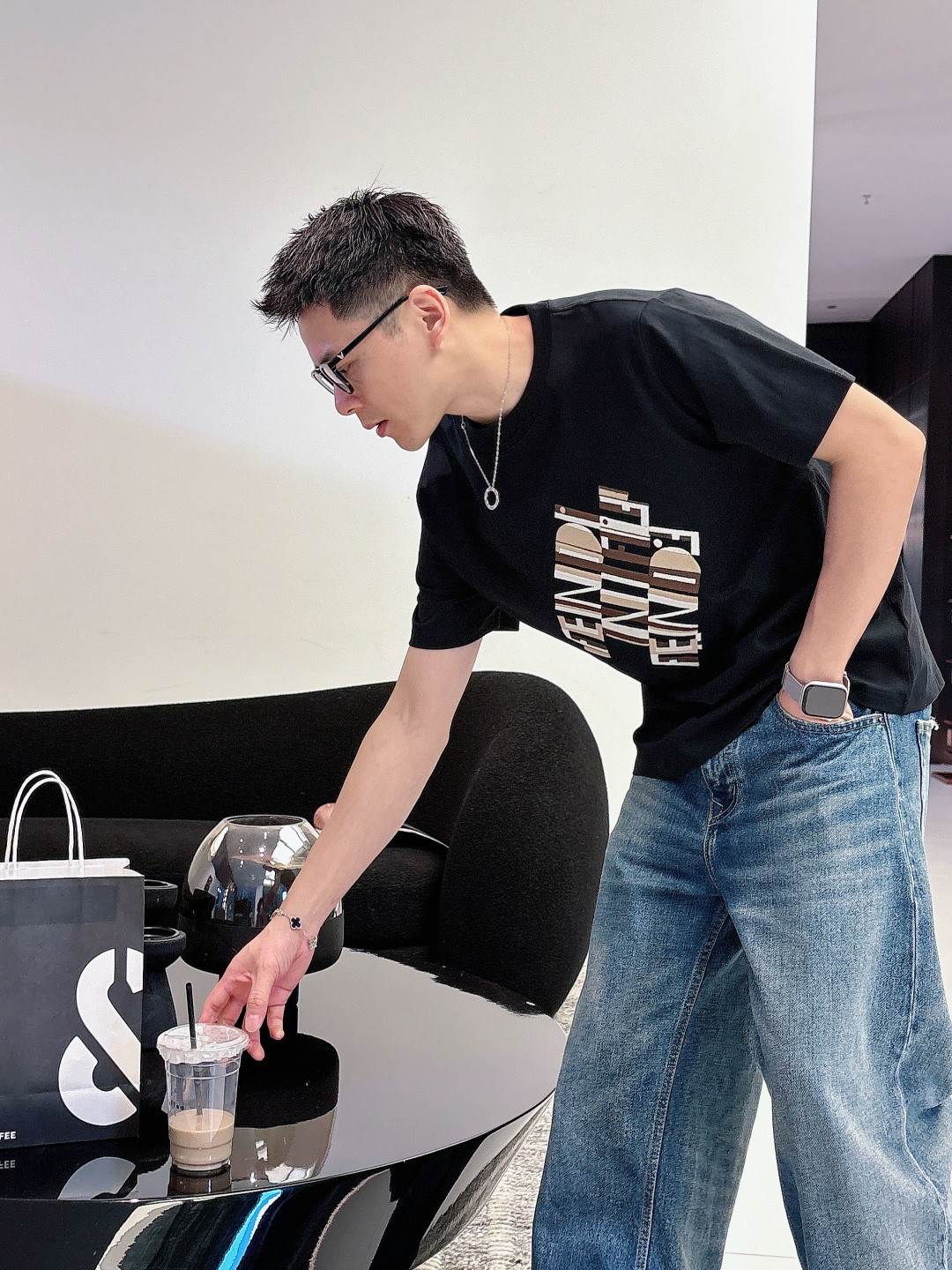 FENDI 芬迪 Fei 双F Fei 26SS新品专柜T台走秀款 胸前三重叠影几何字母🪡刺绣 短袖T恤