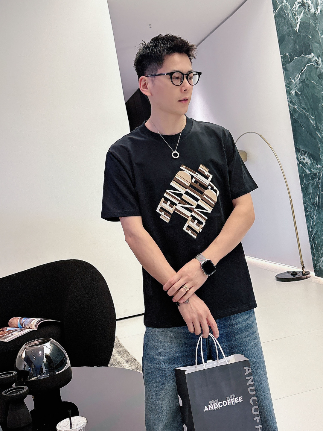 FENDI 芬迪 Fei 双F Fei 26SS新品专柜T台走秀款 胸前三重叠影几何字母🪡刺绣 短袖T恤