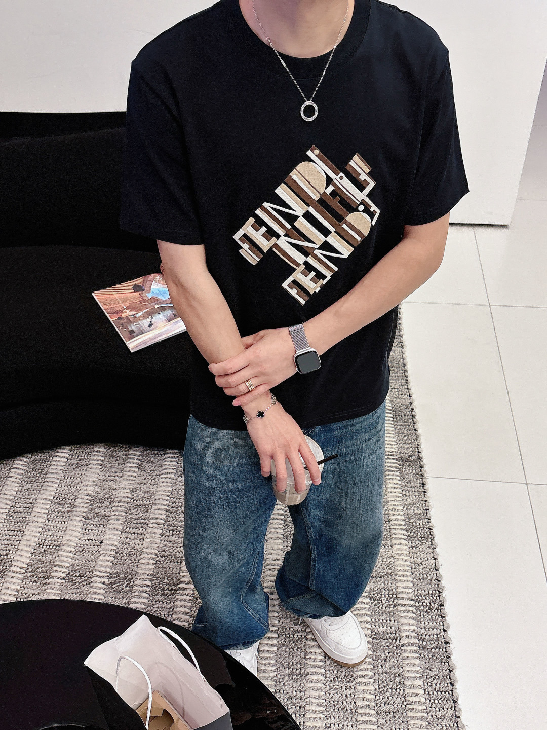 FENDI 芬迪 Fei 双F Fei 26SS新品专柜T台走秀款 胸前三重叠影几何字母🪡刺绣 短袖T恤