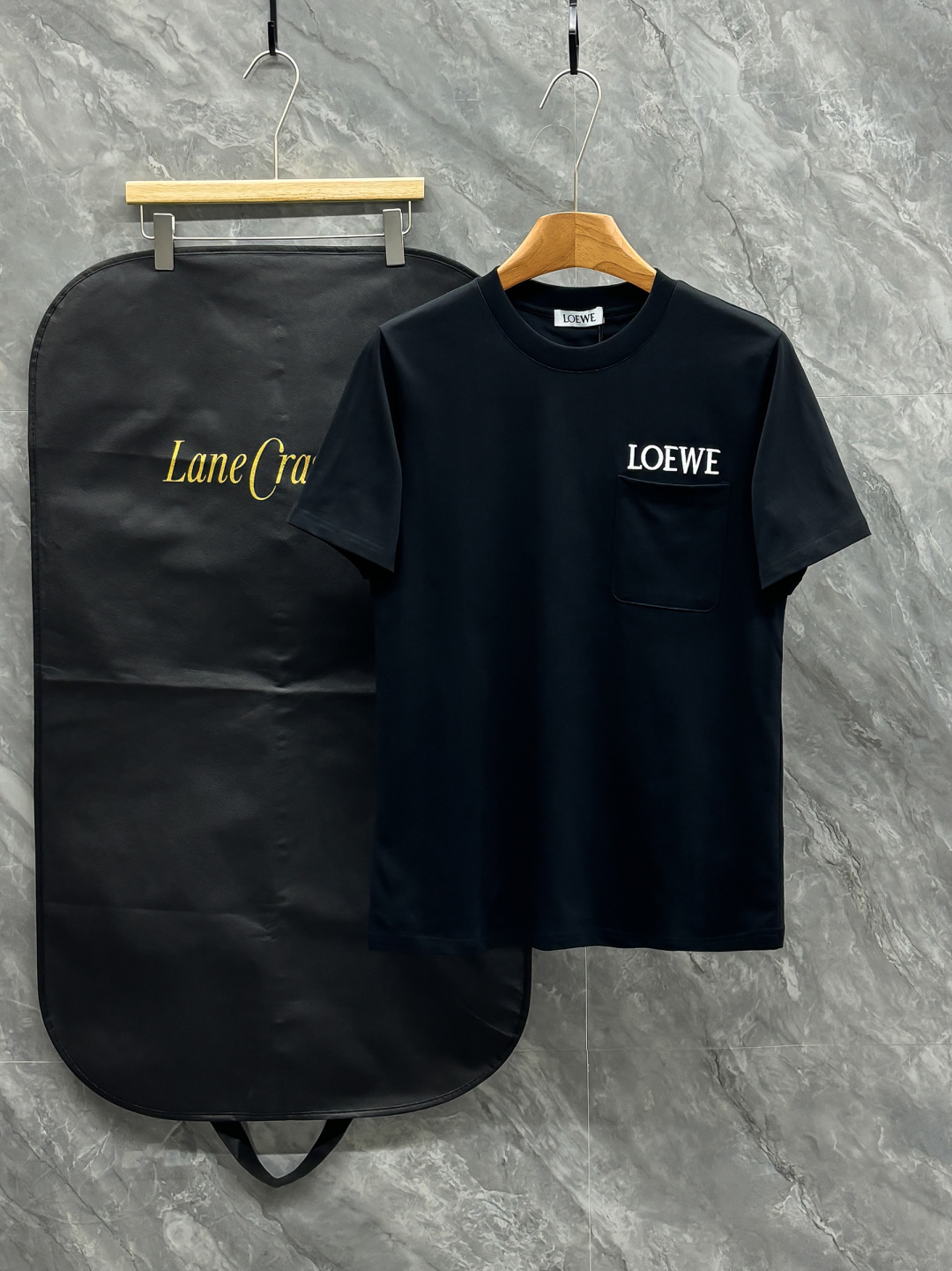 NO:682587,2026SS new round neck short sleeves, top original quality, couple style, LOEW official website, simultaneous sale, embroidered letter pockets, logo short sleeves, color white, black Size: S-2XL (turtle back) Pay attention to the details, loewe, T-shirt,198609092026SS新品圆领短袖 頂級原單品質 情侶款  LOEW 官網同步發售 刺绣字母口袋 logo短袖 顏色白色 黑色 Size : S-2XL（背后有龟背）认准细节,,loewe,T-shirt,,Men's clothing