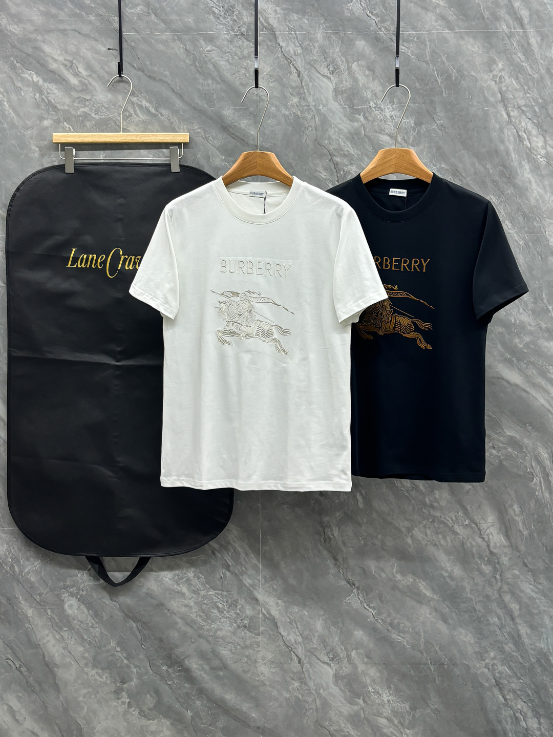 NO:682591,2026SS new product Burbe Unisex short-sleeved T-shirt with classic war horse pattern on the chest! Customized fabrics. Easy to match and versatile, extremely high-grade, perfectly integrated into fashion and style. A top-notch fashionable style that is perfect for outer wear! The whole thing gives people a natural feeling! The ultimate classic versatile short-sleeved T-shirt, black and white, sizes S to 2XL, burberry, T-shirt, tees, t-shirt,198609092026SS新品 Burbe 男女同款短袖T恤 胸前经典战马图案！ 定制面料.從容百搭,檔次極高,完美融入時尚還有風情感一款完美符合外穿的頂尖時髦氣質款！整體給人渾然天成的感覺！極致經典的百搭型短袖T恤, 黑色 白色 尺碼S一2XL,,burberry,T-shirt,tees，t-shirt,,Men's clothing