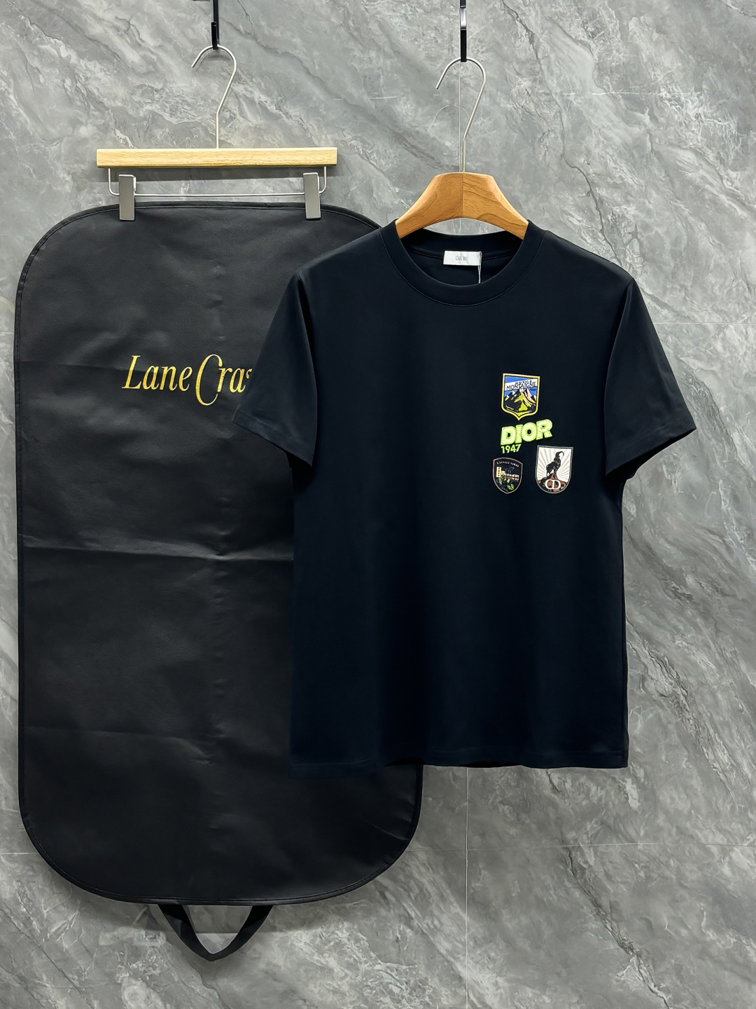 NO:682598,Dior embroidered patch short-sleeved T-shirt. This Dior Mountain T-shirt is a new product in the 2026 spring series. It is decorated with multi-color patches to show the mountain spirit and the classic Dior haute couture style logo inspired by the Dior archives. It is carefully made of white cotton jersey fabric and has a round neck design that can be matched with the series to create a refined look. Sizes S-2XL, dior, T-shirt, tees, t-shirt,19860909Dior 刺绣补丁短袖T恤,这款 Dior Mountain T 恤是二零二六春季系列新品,饰以多色补丁,展现高山精神和灵感源自Dior档案的Dior高订风格经典标识.采用白色棉质平纹针织面料精心制作,圆领设计,可与该系列的搭配,打造精致的造型.尺码S-2XL,,dior,T-shirt,tees，t-shirt,,Men's clothing