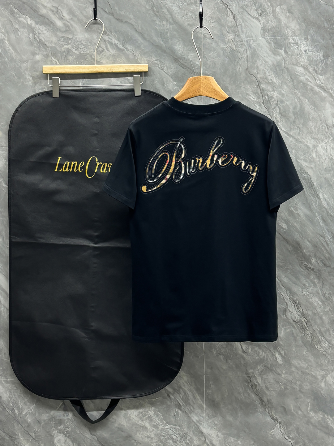 NO:682607,2026SS new product Burbe new round neck short sleeves Customized classic plaid patch letter logo Same style for men and women Short-sleeved T-shirt ·Customized fabric ·Collar label and hang tag main mark and three complete labels Color black and white Size S-2XL, burberry, T-shirt, tees, t-shirt,198609092026SS新品Burbe新款圆领短袖 定制经典格纹贴布字母logo 男女同款 短袖t恤 ·定制面料 ·领标吊牌主唛三标齐全 颜色黑色白色 尺码S-2XL,,burberry,T-shirt,tees，t-shirt,,Men's clothing