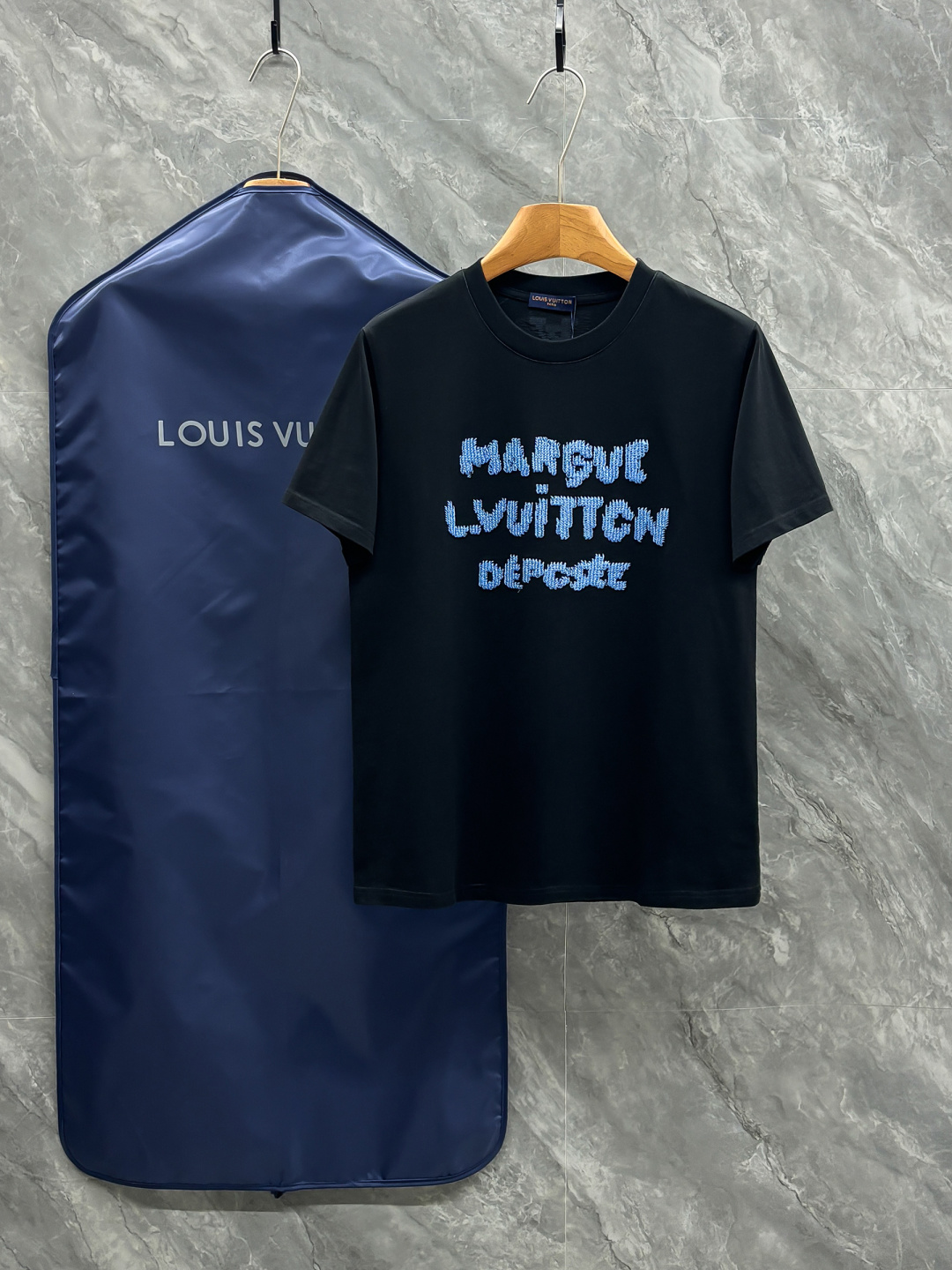 NO:682614,2026SS new donkey brand lv men's new round neck short sleeves, Hong Kong foreign company channel goods, heavy high-end products, high luxury platinum level single products, 26 years of official counter new products, limited sales in Europe!  The vision is quite elegant and fashionable, the recognition is quite distinct, retro and fashionable, very refined and high-end, perfectly flaunting the brand identity, and full of charm. From the main fabric to the detailed craftsmanship, everything shows the ingenuity of fashion, interpreting the essence of fashion to the extreme!  We provide customers with high-grade imported custom-woven fabrics for ready-made garments, which have perfect combination of comfort and breathability. The tactile experience is self-evident, and you can enjoy the ultimate luxury!  Familiar color matching, excellent compatibility, the upper body is full of luxury and temperament, and full of style. Sizes S-2XL,, louis vuitton, louis vuitton, T-shirt,198609092026SS新品驴牌lv男士新款圆领短袖,香港洋行渠道货,重磅高端臻品,高奢品鉴白金级单品,26年官柜新品,欧洲区域限量售卖款！视觉相当雅致时髦,辨识度颇为鲜明,复古且时髦,非常精致而高级,完美标榜了品牌身份,细品韵味十足,从主体面料到细节工艺,无一不彰显时装的匠心所在,将时装的精髓阐释到极致！客供高级进口成衣定织面料,舒适性与透气性完美兼备,触感体验不言而喻,奢华极致享受！轻熟的配色,兼容性优越,上身满满的奢贵感和气质感,型款十足.尺码S-2XL,,louis vuitton,louis vuitton,T-shirt,,Men's clothing