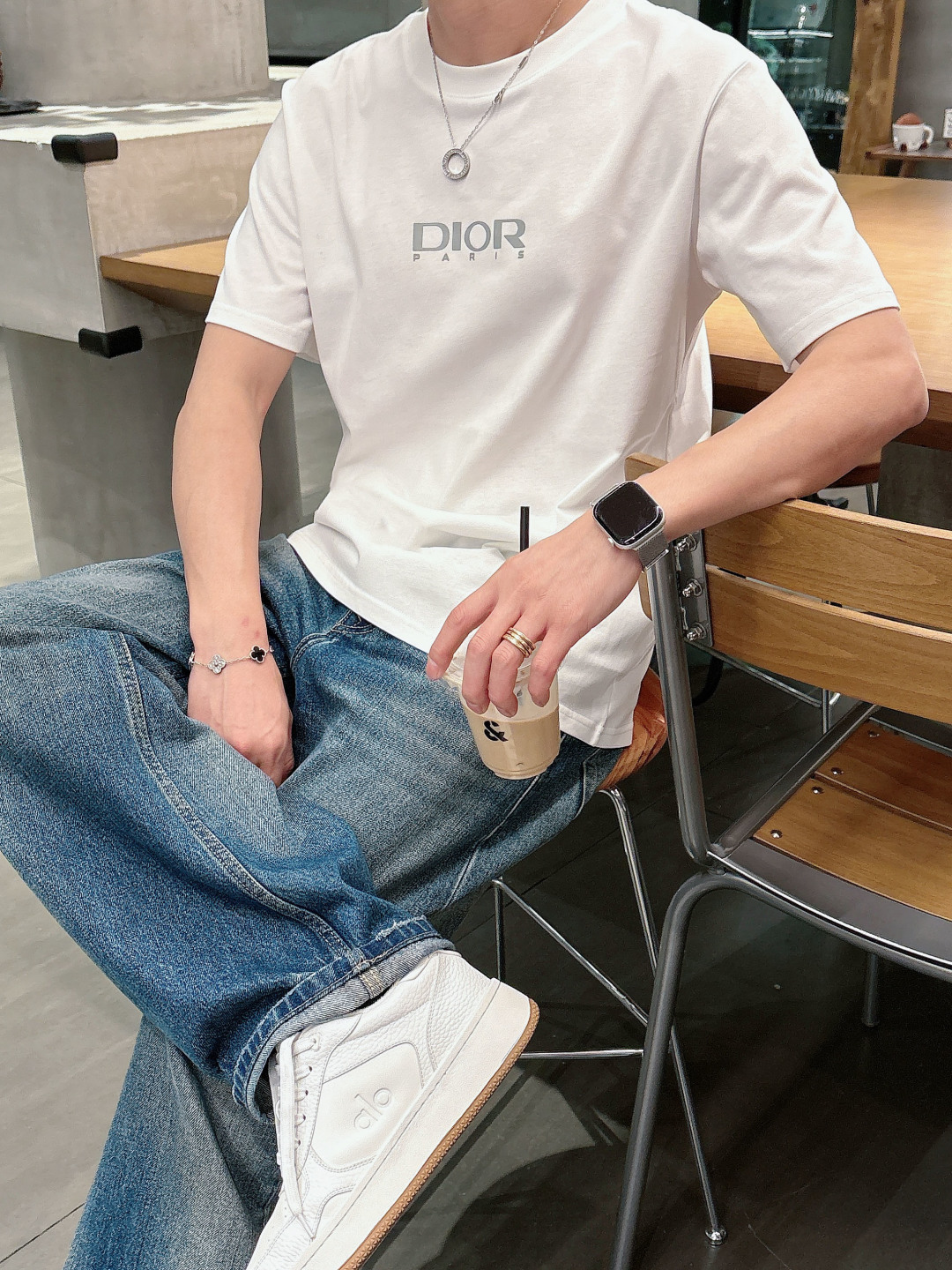 NO:684059,2026SS New Round Neck Short Sleeve.D Home LOGO is exquisitely upgraded, inspired by the retro of the 1980s. Original fabric. Official same style. Short-sleeved T-shirt. Customized fabric. Fabric dyed in the same vat. Very comfortable to the touch. Latest brick cabinet synchronization for spring and summer. Fashionable and personalized. Super versatile. Loose fit is very suitable for both men and women. Must-have style. Hang tag. Collar label. Washed wheat. Complete with three labels. Color: Black  White. Size S-2xL,,dior,T-shirt,tees,t-shirt,198609092026SS 新品圆领短袖.D家 LOGO精致升级,灵感源自八十年代复古 原版面料 官方同款 短袖T恤 定制面料 同缸染面料 手感非常舒服  春夏最新砖柜同步 时尚又个性 超级百搭 宽松版型男女都非常合适  人手必备款 吊牌 领标 水洗麦 三标齐全 颜色: 黑色 白色.码数S-2xL,,dior,T-shirt,tees，t-shirt,,Men's clothing