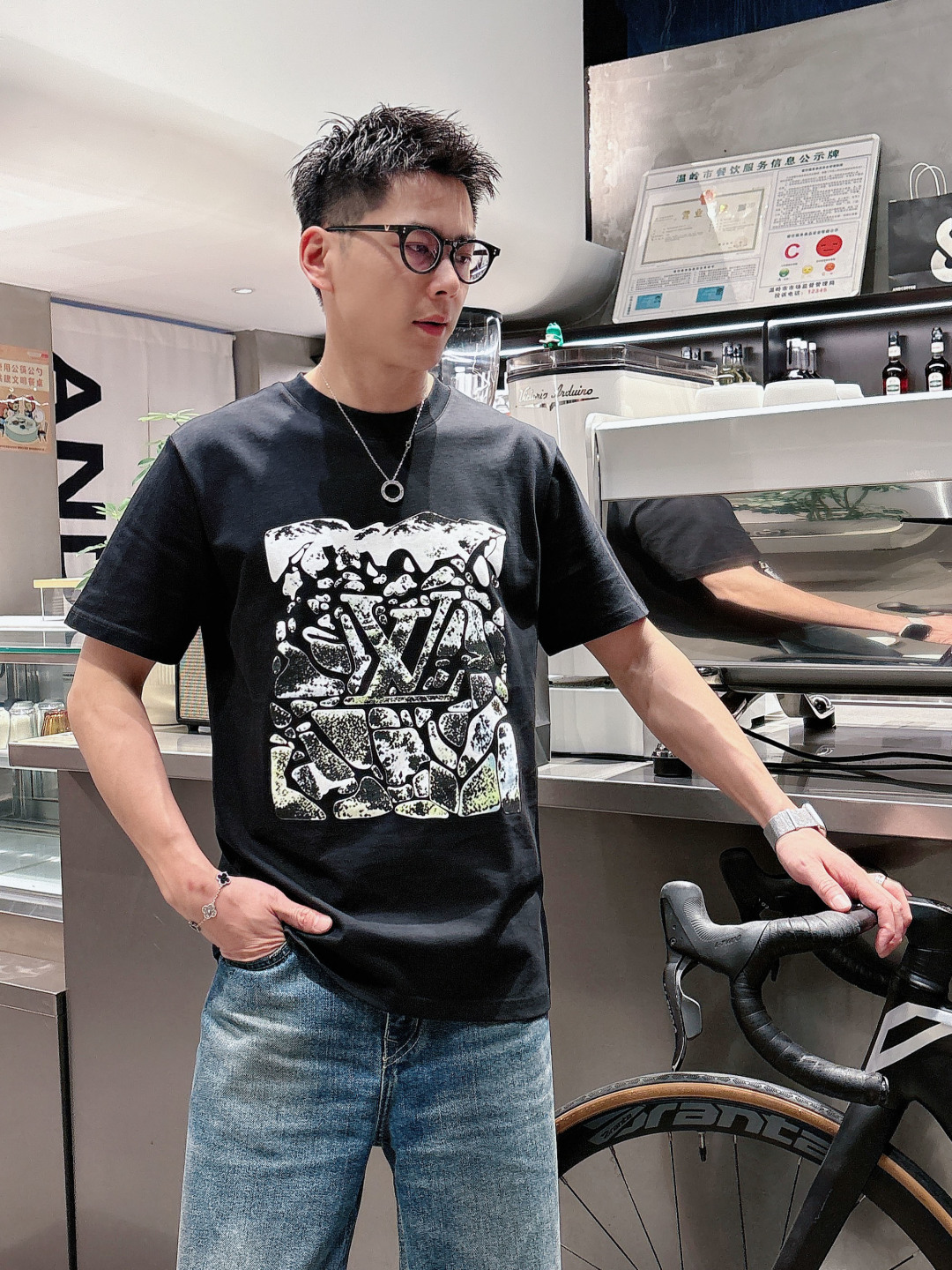 高版本注意细节（背后有龟背）Louis Vu滑雪⛷️系列‼️短袖T恤®🖤LV2026滑雪系列T恤，定制面