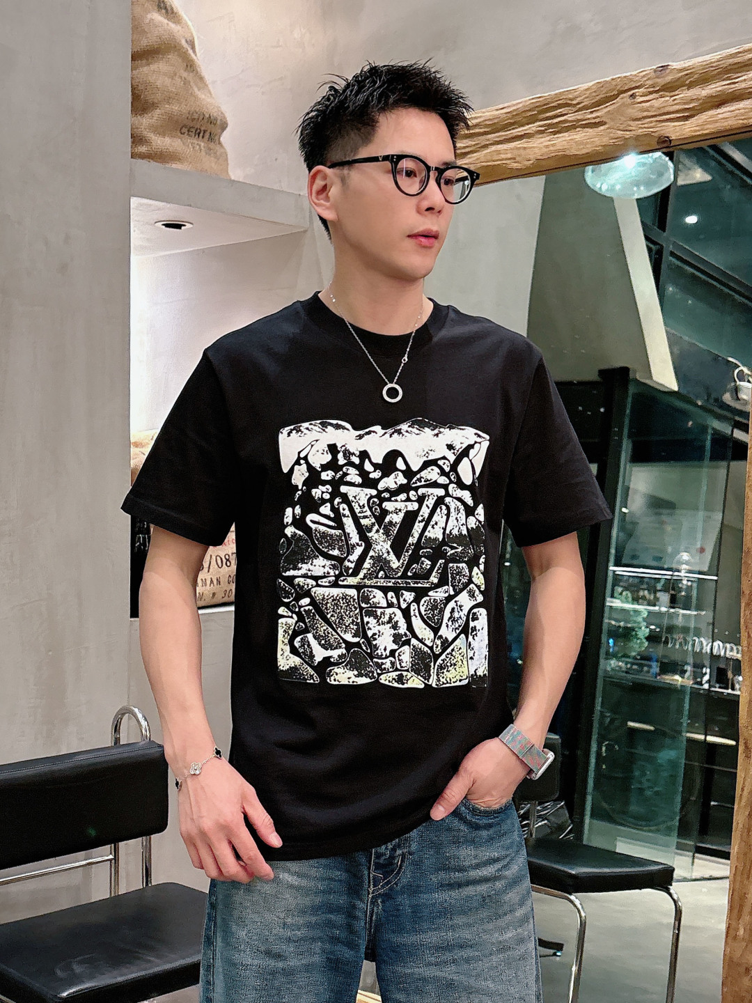 NO:684072,The high version pays attention to details (with turtleback on the back) Louis Vu ski series short-sleeved T-shirt LV2026 ski series T-shirt, customized fabric, comfortable and breathable to wear. The foam print on the front combines snow mountains, forests and abstract cracks, with the LV logo hidden, full of artistic sense. Slightly loose version, suitable for wearing alone or layered. Same style for men and women, white black S-2XL. (with turtleback on the back),, louis vuitton, louis  vuitton,T-shirt,tees,t-shirt,19860909高版本注意细节（背后有龟背）Louis Vu滑雪系列短袖T恤 LV2026滑雪系列T恤,定制面料,穿着舒适透气.正面发泡印花融合雪山,森林和抽象裂纹,隐含LV标识,艺术感满满.微宽松版型,单穿或内搭都很ok 男女同款 白色 黑色 S-2XL.（背后有龟背）,,louis vuitton,louis vuitton,T-shirt,tees，t-shirt,,Men's clothing