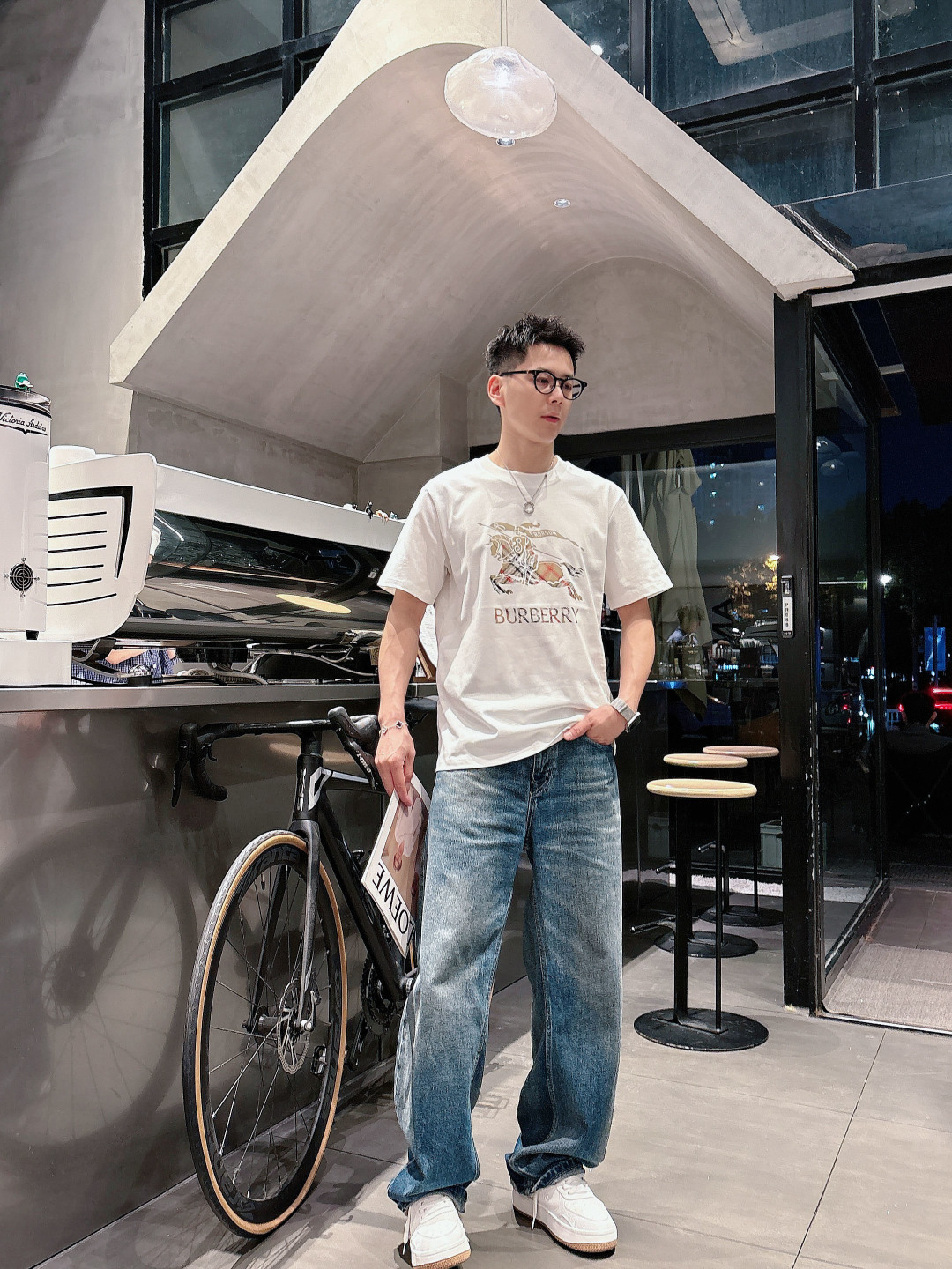 NO:684064,2026SS new product Burbe Unisex short-sleeved T-shirt with classic war horse pattern on the chest! Customized fabrics. Easy to match and versatile, extremely high-grade, perfectly integrated into fashion and style. A top-notch fashionable style that is perfect for outer wear! The whole thing gives people a natural feeling! The ultimate classic all-match short-sleeved T-shirt, black and white, sizes S to 2XL (the higher version has a turtleback on the back), burberry, T-shirt, tees, t-shirt,198609092026SS 新品 Burbe 男女同款短袖T恤 胸前经典战马图案！ 定制面料.從容百搭,檔次極高,完美融入時尚還有風情感一款完美符合外穿的頂尖時髦氣質款！整體給人渾然天成的感覺！極致經典的百搭型短袖T恤, 黑色 白色 尺碼S一2XL（高版本背后有龟背）,,burberry,T-shirt,tees，t-shirt,,Men's clothing