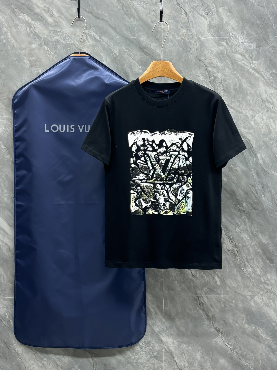NO:682617,The high version pays attention to details. Louis Vu ski series short-sleeved T-shirt LV2026 ski series T-shirt, customized fabric, comfortable and breathable to wear. The front foam print combines snow mountains, forests and abstract cracks, with the hidden LV logo, full of artistic sense. Slightly loose version, suitable for wearing alone or layered. Same style for men and women. White black S-2XL, Louis Vuitton, Louis Vuitton, T-shirt, tees, T-shirt,19860909高版本注意细节Louis Vu滑雪系列短袖T恤 LV2026滑雪系列T恤,定制面料,穿着舒适透气.正面发泡印花融合雪山,森林和抽象裂纹,隐含LV标识,艺术感满满.微宽松版型,单穿或内搭都很ok 男女同款 白色 黑色 S-2XL,,louis vuitton,louis vuitton,T-shirt,tees，t-shirt,,Men's clothing