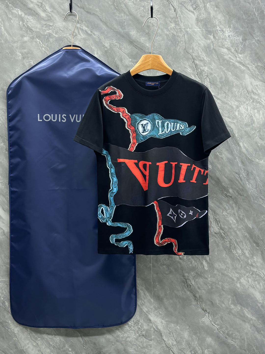 NO:682629,2026SS new product 1V high version pays attention to details and direct injection technology. Light luxury, a must-have item for daily commuting for men and women. Correct version. Welcome to compare. Double-needle stitching and cross-stitch technology. Size S-2XL,,198609092026SS新品1V 高版本注意细节直喷工艺.轻奢主义 男女日常通勤穿搭必备单品 正确版本 欢迎对比 · 双针车线跨缝工艺 码数S-2XL,,,Men's clothing