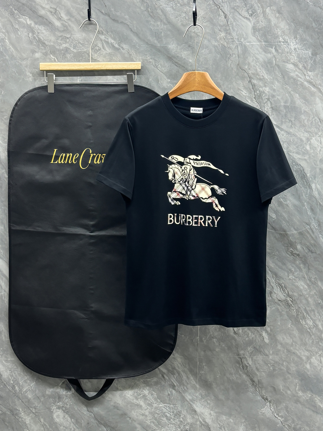 NO:682640,2026SS new product Burbe Unisex short-sleeved T-shirt with classic war horse pattern on the chest! Customized fabrics. Easy to match and versatile, extremely high-grade, perfectly integrated into fashion and style. A top-notch fashionable style that is perfect for outer wear! The whole thing gives people a natural feeling! The ultimate classic versatile short-sleeved T-shirt, black and white, sizes S to 2XL, burberry, T-shirt, tees, t-shirt,198609092026SS新品 Burbe 男女同款短袖T恤 胸前经典战马图案！ 定制面料.從容百搭,檔次極高,完美融入時尚還有風情感一款完美符合外穿的頂尖時髦氣質款！整體給人渾然天成的感覺！極致經典的百搭型短袖T恤, 黑色 白色 尺碼S一2XL,,burberry,T-shirt,tees，t-shirt,,Men's clothing