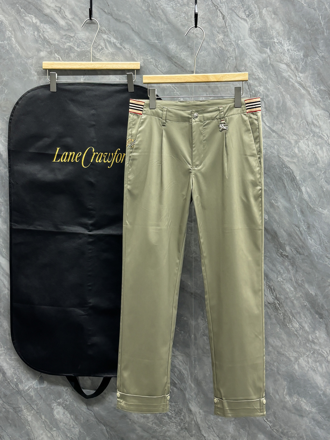 NO:692299,.Normal after-sales service. Normal returns and exchanges. 2026 Bu new casual pants!  On sale simultaneously on the official website. Brand classic LOGO casual pants, customized fabrics, extremely comfortable, strong touch. Highly recognizable, perfect appearance and craftsmanship. Sizes 29-38,,19860909.正常售后.正常退换.2026 Bu新款休闲裤！官网同步发售.品牌经典LOGO休闲裤 ,定制面料,舒适度极好,手触感强烈.辨识度极高,完美品相工艺. 尺码29-38,,,Men's clothing