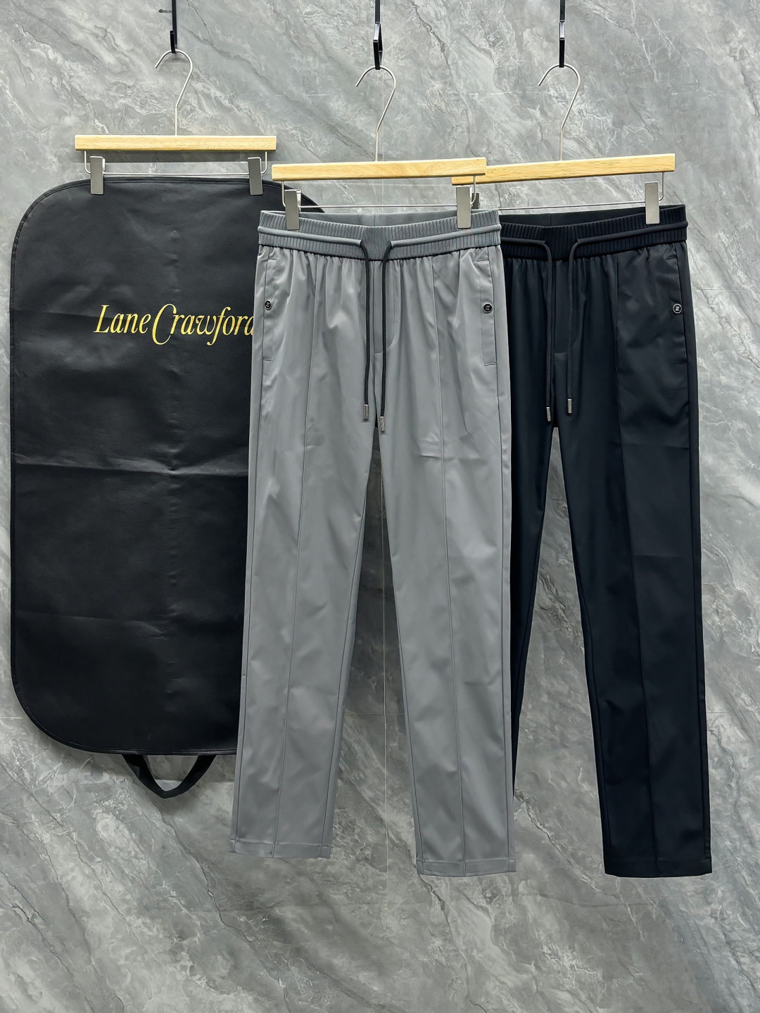 NO:692327,.Normal after-sales service. Normal returns and exchanges. 2026 group photo A new interpretation of the aesthetics of casual pants, interpreting a rich style fashion style, with a strong sense of detail and design. The classic brand logo is used as a color combination to interpret classic brand fashion, adding luster to the overall look. Imported fabrics are soft and comfortable. The inner fabric is flat and breathable, simple and full of unique charm.  European trade channels, direct delivery from Italian overseas warehouses, limited sales of overseas boutiques. These pants adopt the design of big brands to create a fashion sense, with exquisite details, showing super high quality. The pants are embellished with iconic brand logos to highlight the brand style and create fashionable and diverse styles. The imported fabrics are carefully made, soft and comfortable, and comfortable against the skin. They are comfortable pants for home and going out. You can wear a jacket with short sleeves and you can go out~ Size: M L XL 2XL 3XL,,jackets &  coats, T-shirts,19860909.正常售后.正常退换.2026 合照图 休闲裤子美学的焕新诠释,演绎浓郁的格调型时尚风范,细节感和设计感强悍.经典品牌标识做为色彩搭配,演绎经典的品牌时尚,为整体造型增光添彩.进口面料,柔软舒适.内里织面平整透气性极佳,简洁而富有独特魅力. 欧洲贸易渠道,意大利海外仓直发,海外精品限定销售.这款裤采用大牌的设计打造时尚潮流感,细节处理精致到位,展现超高的品质. 裤身上点缀标志性品牌标识,彰显品牌格调,打造时尚多样的造型.进口面料精心打造,柔软舒适,还亲肤舒适,是居家和外出都很舒适的一款裤子,随便搭个外套短袖就可以出门啦~ 尺码:M L XL 2XL 3XL,,jackets & coats,T-shirt,,Men's clothing