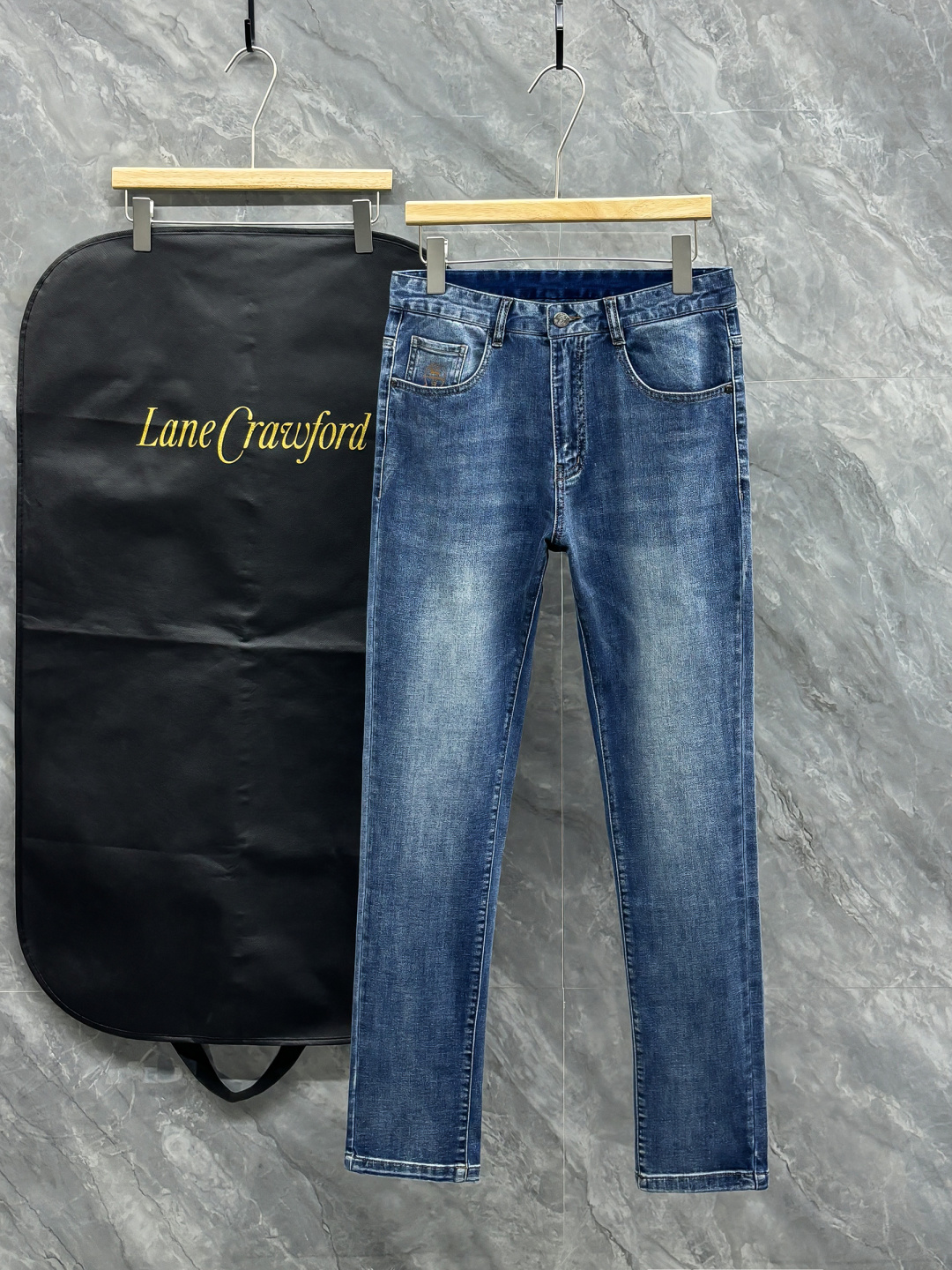 NO:692335,.Normal after-sales service. Normal returns and exchanges. 2026 The latest jeans are available at the counter at the same time. Imported solid-color fabrics. Original customized replicas. Customer-supplied hardware accessories. Original quality. Heavy-duty washed denim, extremely soft and comfortable, fine workmanship and excellent upper body!  Preferred items 29-38 no 35 no 37,,jeans,19860909.正常售后.正常退换.2026 最新款牛仔裤 柜台同步发售 进口固色面料 原版定制复刻 客供五金辅料 原单品质 重工洗水牛仔布,柔软舒适感极好,做工走线精细 上身绝佳！优选单品 29-38无35无37,,jeans,,Men's clothing