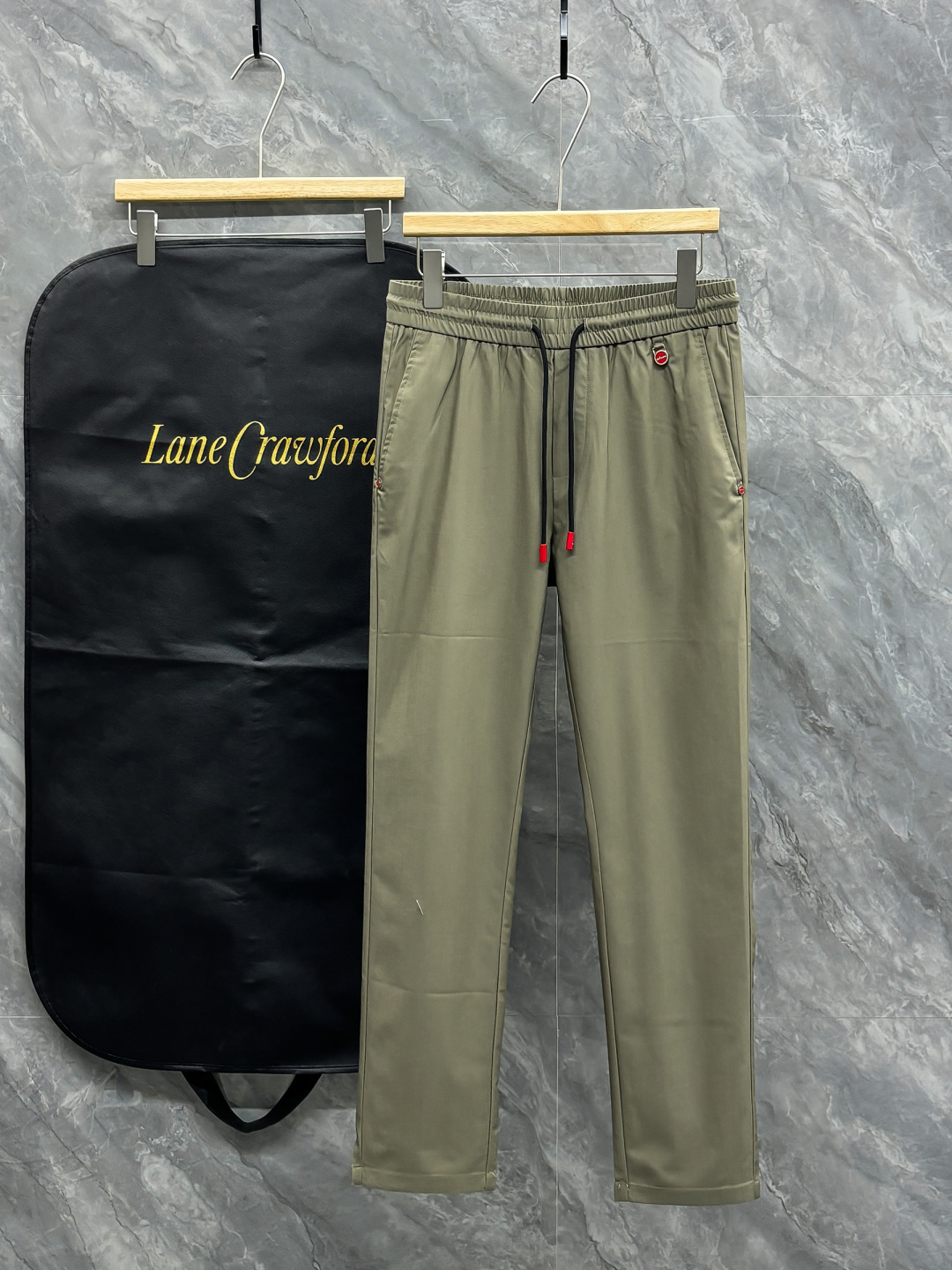 NO:692332,.Normal after-sales service. Normal returns and exchanges. 2026 New custom-made casual pants at Kiton counters. Clean and neat tailoring, full of urban style. Made of high-end worsted fabrics that feel soft and dry, and the upper body effect is crisp and stylish. Exquisite hardware, very good-looking for business casual use. So many top-quality raw materials create high-end products with unparalleled value. The first choice for high-end fashion people. Size M-3XL,,19860909.正常售后.正常退换.2026 Kiton 专柜新款定制休闲裤 干净利落剪裁,都市风十足 采用高端精纺面料手感软糯干爽,上身效果挺括有型.五金精致,商务休闲非常好看如此众多的顶级原料,打造出价值感无与伦比的高端产品,高端潮流时尚人士首选 尺码M-3XL,,,Men's clothing