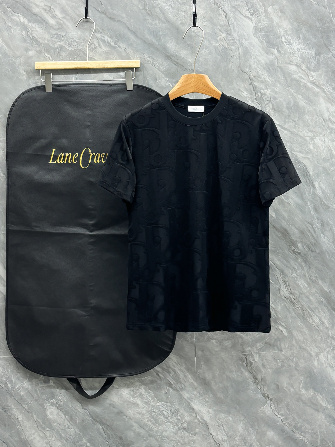 NO:682636,Dio 26ss new product, the official website will always be unbeatable, classic model, permanent boutique, counter eternal co-branded model, CD letters, all-over dark pattern, logo, heavy craftsmanship, same style for men and women, short-sleeved T-shirt, customized fabric, original development. This comes from the 2025 beachwear limited series, full logo jacquard towel highlights the classic Obliave flower, with S-pattern round neck and topstitching, unique style, decorated with obliqve all over  Jacquard, ribbed round neck with V-shaped topstitch, customized accessories, and the whole body is customized and developed according to the Y-plate... It has three complete standards and can control various styles. It pays tribute to Dior's historic years. It is unparalleled in terms of upper body comfort and can be said to be a must-have companion in summer. Its excellent breathability and comfortable wearing feeling are unparalleled~ Recommended!  !  Same style for men and women!  Color: Black White Size S-2XL, dior, T-shirt, tees, t-shirt,19860909Dio 26ss新品 官网永远不败 经典款 永久精品 专柜永恒联名款 CD字母全身暗纹提logo 重工艺 男女同款 短袖t恤,定制面料 原版开发 这款来自二零二五沙滩装限定系列,满Logo提花毛巾突显经典的 Obliave花,搭配s纹圆领和缉面线,别具一格,通体饰以 obliqve 提花,罗纹圆领搭配v形缉面线,定制辅料,全衣身按y板定制开发 …… 三标齐全,能驾驭各种造型风格,向 Dior 具有历史意义的年份致敬,无论是上身舒适度还是都是无可比拟的存在,可以说是夏日必备的良伴,优秀的透气性和舒适的穿搭感都是无可比拟的~推荐！！男女同款！ 颜色: 黑色 白色 尺码S-2XL,,dior,T-shirt,tees，t-shirt,,Men's clothing