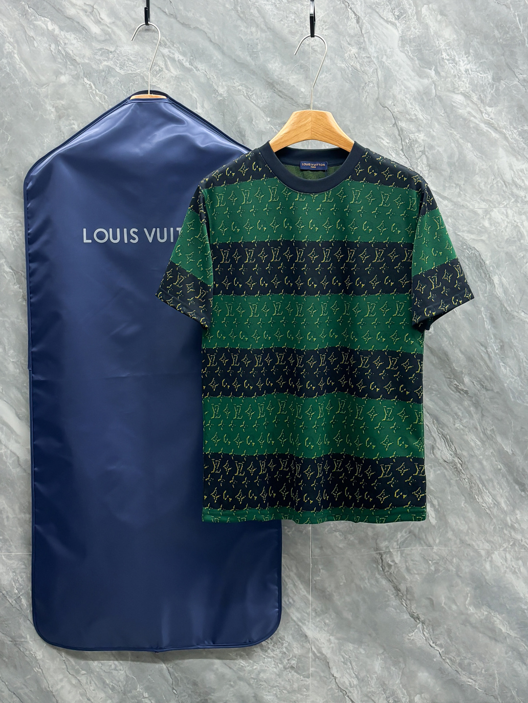 NO:682643,High version L family 26ss new product Spring and summer new jacquard knitted short-sleeved light luxury essential item for daily commuting for men and women Correct version Welcome to compare Detailed features · High-viscosity cotton material, high count cotton added, dry and avoid stuffiness · Use exquisite intarsia patchwork technology to interpret Damier and Monogram patterns in soft indigo tones, with intarsia patterns all over · Threaded neckline ·  Original main mark, washed tag, brand moisture-proof paper packaging, color red, green. Size S-2XL, Louis Vuitton, T-shirt,19860909高版本 L家26ss新品 春夏新款 提花针织短袖 轻奢主义 男女日常通勤穿搭必备单品 正确版本 欢迎对比 详细特征 · 高粘棉材质毛织, 高支棉加入,干爽避免闷热 · 以精致的嵌花拼布工艺,以柔和的靛蓝色调演绎Damier和Monogram图案,满布嵌花图案 · 螺纹领口 · 原版主唛水洗吊牌品牌防潮纸包装  颜色红色.绿色. 尺码S-2XL,,louis vuitton,T-shirt,,Men's clothing