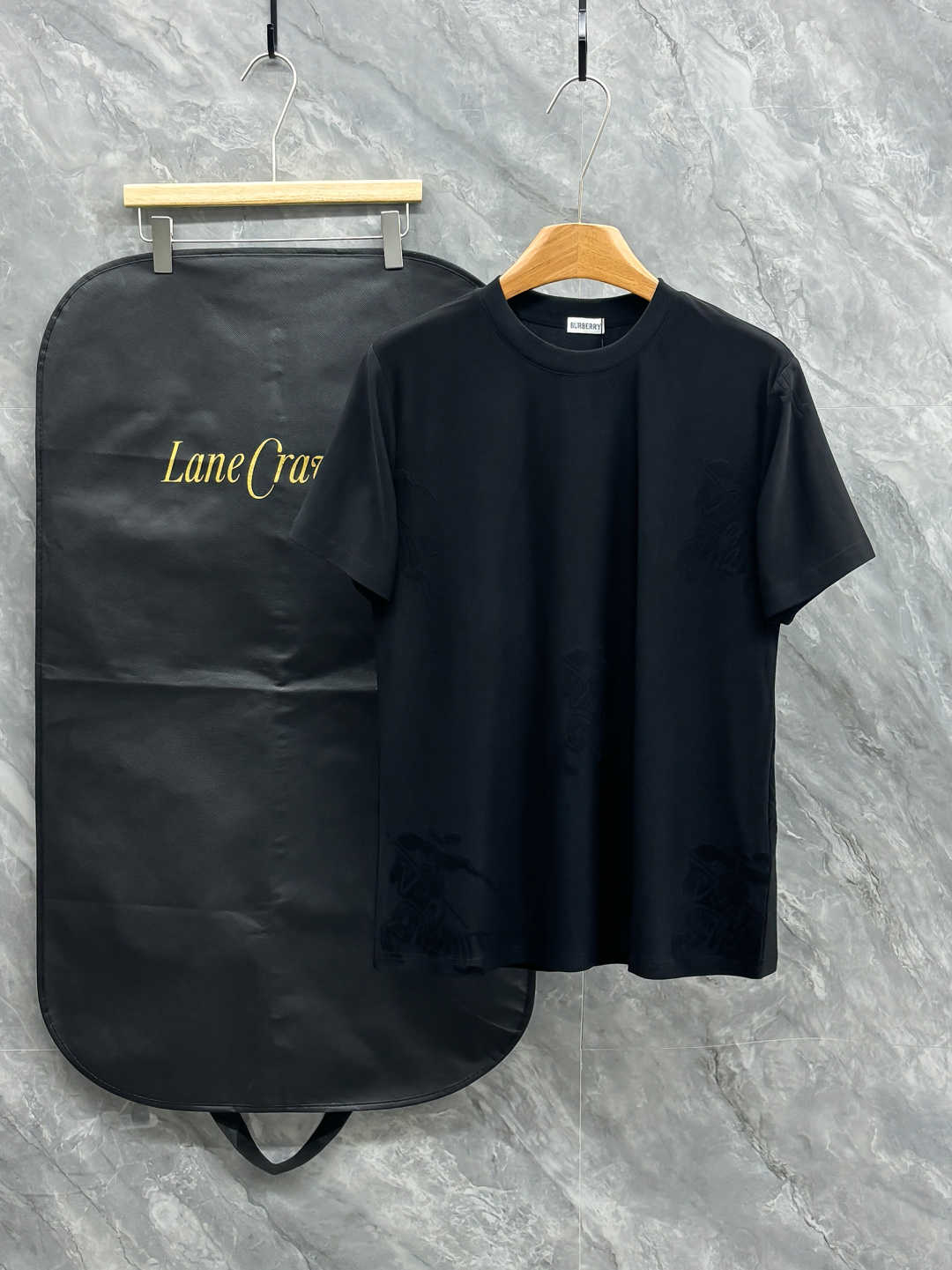 NO:682627,2026ss new product Burber spring and summer new short-sleeved T-shirt, high-end limited series, original order, customized fabric is very eye-catching, visually very fresh, very beautiful and fashionable, interpreting a new tone and youthful vitality, exquisite and ingenious design, meeting the simple needs of commuters for dressing, the upper body effect is very good, slimming, not picky about the figure. The fabric workmanship... impeccable, the upper body feels skin-friendly  Good breathability, good cleanliness, simple and easy to match, extremely high-grade, a must-have item for everyone!  Size S-2XL Color black-white,,burberry,T-shirt,tees,t-shirt,198609092026ss新品 Burber 春夏新款短袖T恤,高端限量系列,原单狠货,定制面料很吸引眼球 视觉方面相当提鲜,非常绝美时髦,诠释出全新的腔调和年轻活力感,精湛绝伦的匠心设计,满足通勤人们对于着装的简约需求,上身效果很好,显瘦,不挑剔身材.面料做工…无可挑剔,上身感 亲肤 透气好,好净版简约易搭配,档次极高,人手必备单品！ 码数S-2XL 颜色黑色-白色,,burberry,T-shirt,tees，t-shirt,,Men's clothing