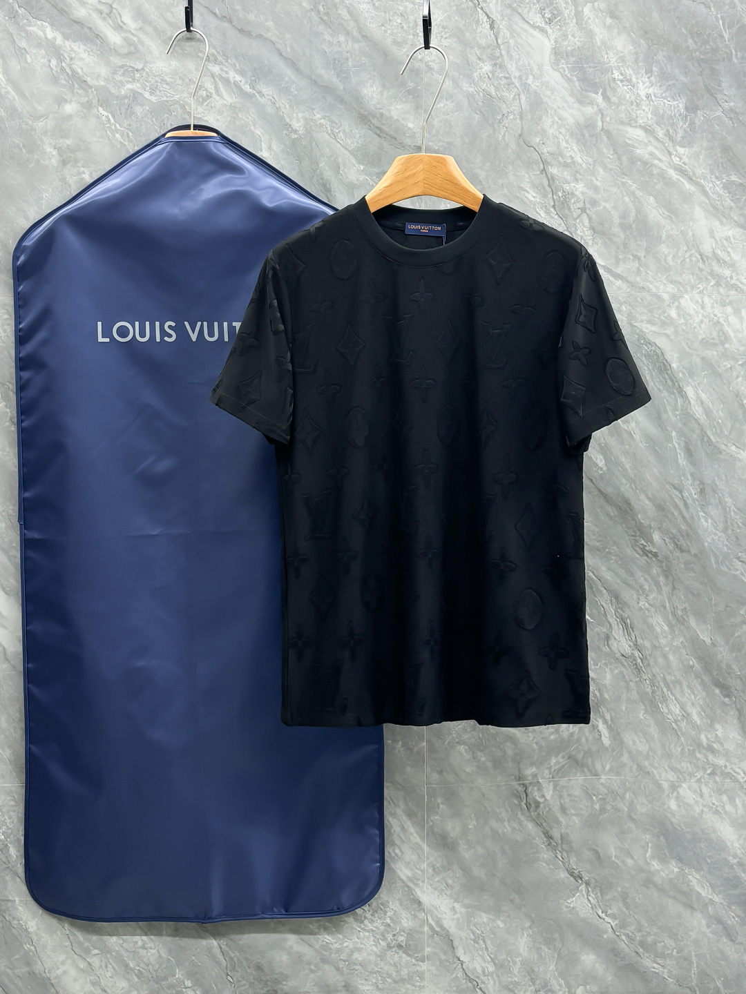 NO:682630,1v 26ss new product full-print old flower short-sleeved T-shirt. This white T-shirt uses special jacquard technology to combine the classic LV  The presbyopia pattern is three-dimensionally presented on the surface of the fabric. The fabric has been specially treated to present a delicate concave and convex texture. Each letter and pattern is clear and three-dimensional, with a rich touch. The round neck design fits the neck line, neatly cut, and the overall silhouette is simple and elegant. The jacquard process integrates the pattern and the fabric through precise weaving control, which not only maintains the visual layering but also ensures wearing comfort.  The sewing lines on the body are even and neat to ensure a solid structure and not easily deformed. The hem and cuffs are smooth and neat, and the edges are clean and neat, reflecting the exquisite clothing craftsmanship. The overall design is low-key yet luxurious, combining classic presbyopic elements with modern tailoring, which is not only suitable for daily wear, but also demonstrates quality and taste in the details. The overall routing is straight and delicate, the fabric is comfortable and soft, and the colors are consistent and without color difference.  It can be matched with the same style to create a fashionable look, and can be used in various occasions. Customized accessories, complete with three standards, same style for men and women!  SizeS-2XL,,louis vuitton,T-shirt,tees,t-shirt,198609091v 26ss新品 满印老花短袖T恤 这件白色 T 恤采用特殊的提花工艺,将经典的 LV 老花图案立体呈现在面料表面.面料经过特殊处理,呈现出细腻的凹凸纹理,每一个字母与图案都清晰立体,触感丰富.圆领设计贴合颈部线条,剪裁利落,整体廓形简约大方.提花工艺通过精确的织法控制,使图案与面料融为一体,既保持了视觉上的层次感,又确保了穿着的舒适度.衣身的车缝线均匀工整,确保结构牢固且不易变形.下摆与袖口的处理平滑整齐,边缘干净利落,体现出精湛的制衣工艺.整体设计低调而不失奢华,经典的老花元素与现代剪裁相结合,既适合日常穿搭,又能在细节中彰显品质与品味.整体走线平直细腻,面料舒适柔软,颜色一致无色差 能与同款搭配营造时尚造型,驾驭各种场合,定制辅料,三标齐全,男女同款！ SizeS-2XL,,louis vuitton,T-shirt,tees，t-shirt,,Men's clothing