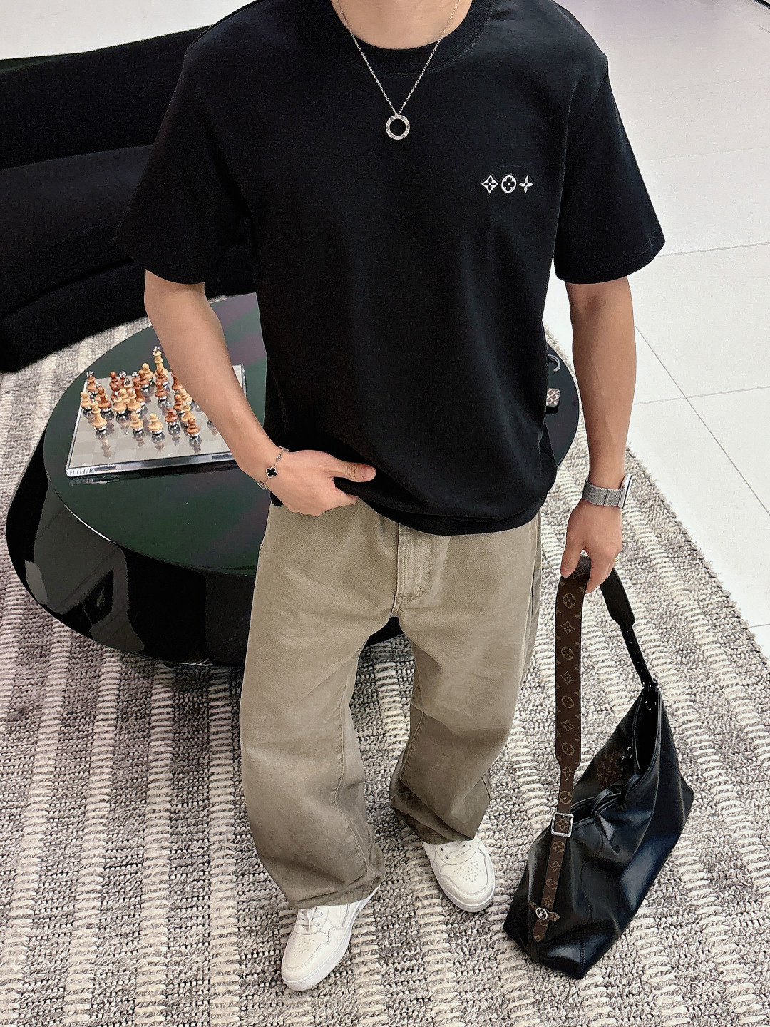 2026ss新品 L家经典款三花圆领短袖T恤以品牌标志性元素为设计核心，巧妙融合时尚与经典。定制面料质地