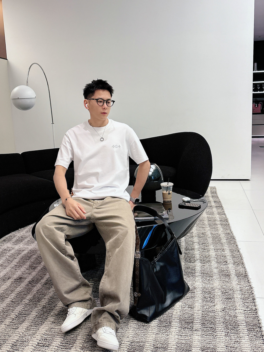 NO:684090,2026ss new product L's classic three-flower round neck short-sleeved T-shirt takes the brand's iconic elements as the design core, cleverly blending fashion and classics. The custom-made fabric is soft, comfortable and rich in texture. The neckline uses high-elastic thread technology, which is not easy to deform after long-term wear. The simple version is in sharp contrast, creating a fashionable item that is both recognizable and practical. Size S-2XL, Louis Vuitton, T-shirt, tees, t-shirt,198609092026ss新品 L家经典款三花圆领短袖T恤以品牌标志性元素为设计核心,巧妙融合时尚与经典. 定制面料质地柔软舒适且富有质感.领口采用高弹力螺纹工艺,经久穿着不易变形简约版型形成鲜明对比,打造出兼具辨识度与实穿性的时尚单品.码数S-2XL,,louis vuitton,T-shirt,tees，t-shirt,,Men's clothing