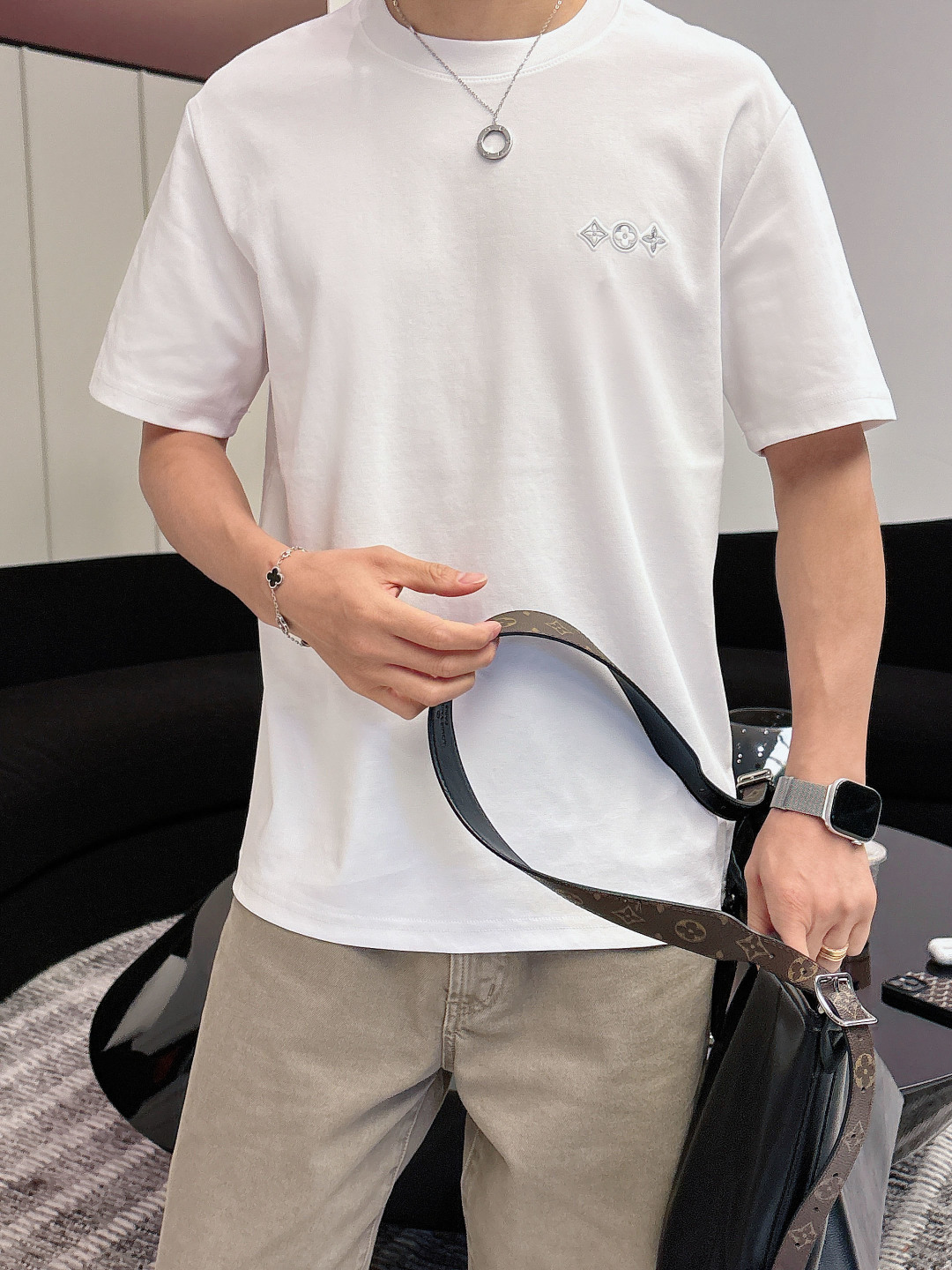 2026ss新品 L家经典款三花圆领短袖T恤以品牌标志性元素为设计核心，巧妙融合时尚与经典。定制面料质地