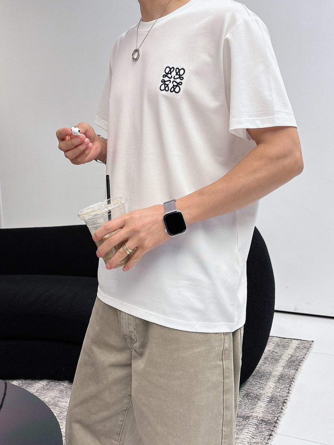 NO:684086,2026ss new product Loew spring and summer front is decorated with contrasting brand classic elements and logo three-dimensional embroidery. Short-sleeved T-shirt, evergreen style, classic minimalist style design, an indispensable item in the wardrobe, (customized mercerized pique fabric. Contains mulberry silk.  The mercerized pearl texture is soft and delicate, has good gloss, and the overall texture is superb. The mesh structure of this model makes it have good air permeability and moisture absorption, making it comfortable and dry to wear. It also has certain wrinkle resistance and color fastness, and is not easy to deform and fade.) Black, white, size S-2XL,, loewe, T-shirt, tees, t-shirt,198609092026ss新品 Loew春夏正面饰有撞色品牌经典元素 logo花字立体刺绣 短袖T恤,长青款式、经典极简风格设计衣橱里不可或少的单品,（定制丝光珠地面料.含桑蚕丝. 丝光珠地手感柔软细腻,光泽度好,整体质感超赞.此款选用珠地网眼结构使其具有良好的透气性和吸湿性,穿着舒适干爽,同时还具备一定的抗皱性和色牢度,不易变形和褪色）黑色 白色 码数S-2XL,,loewe,T-shirt,tees，t-shirt,,Men's clothing