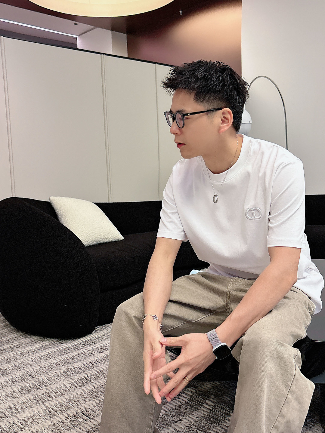 NO:684075,2026ss new product CD letter classic small embroidery Logo logo exquisitely upgraded, inspired by the retro of the 1980s Original fabric Official same style Short-sleeved T-shirt Customized fabric Very comfortable to the touch Latest brick cabinet synchronization for spring and summer Fashion and personality Super versatile and good-looking Very suitable for both men and women A must-have item for everyone Hang tag Collar label Washed wheat Complete with three standards Color: Black Size S-2XL, T-shirt, tees, t-shirt,198609092026ss新品 CD字母经典小刺绣 Logo标识精致升级,灵感源自八十年代复古 原版面料 官方同款 短袖T恤 定制面料 手感非常舒服  春夏最新砖柜同步 时尚又个性 超级百搭好看的 男女都非常合适 人手必备款 吊牌 领标 水洗麦 三标齐全 颜色: 黑色 尺码S-2XL,,T-shirt,tees，t-shirt,,Men's clothing