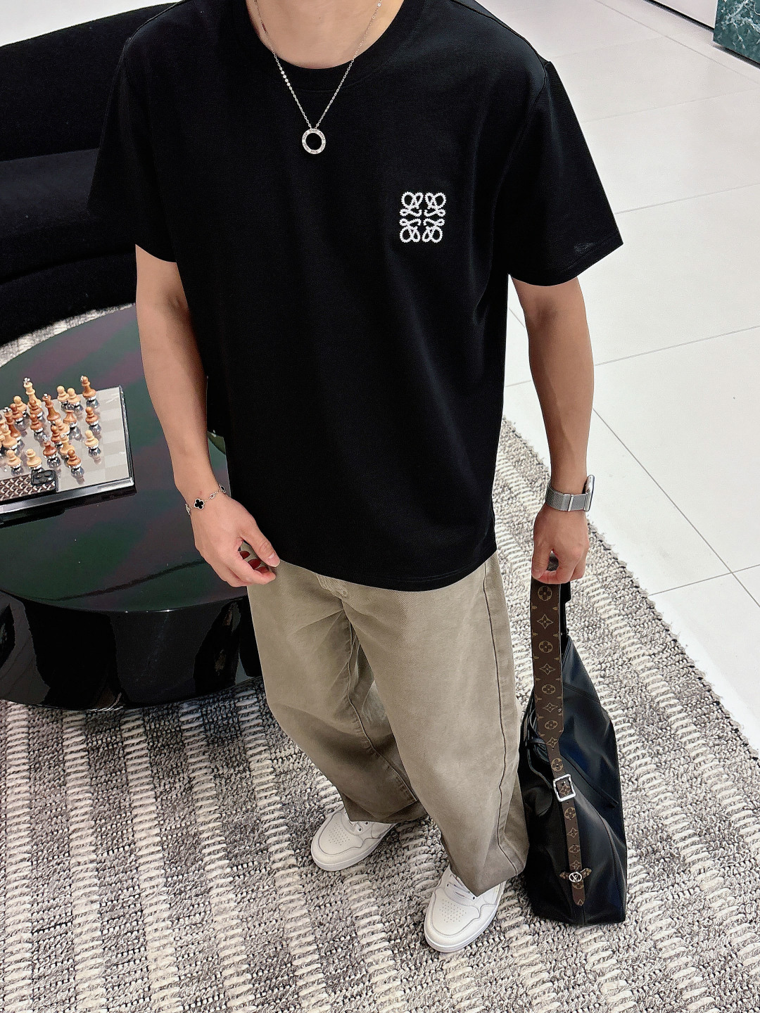 2026ss新品 Loew春夏正面饰有撞色品牌经典元素 logo花字立体刺绣 短袖T恤，长青款式、经典极