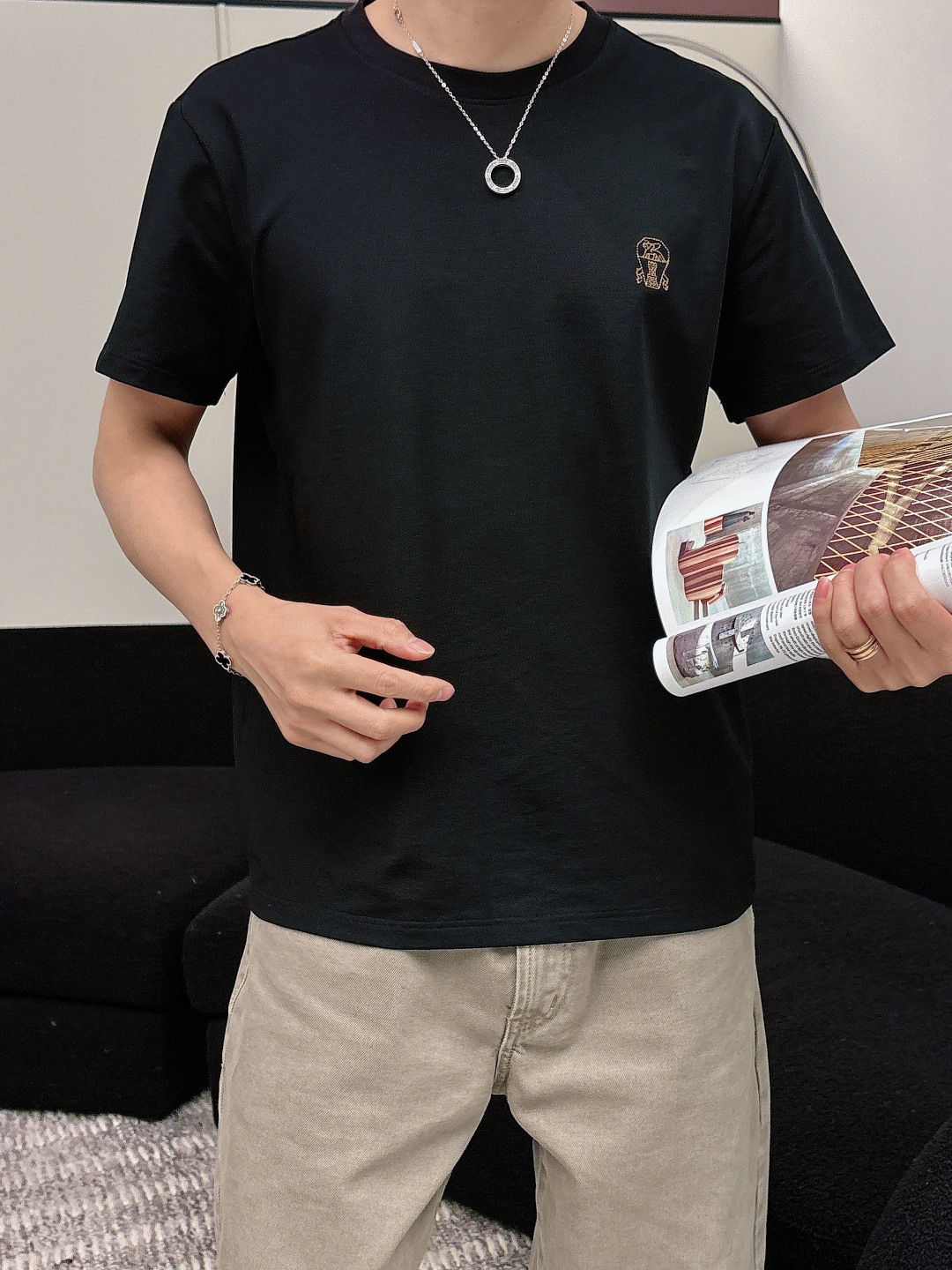 NO:684062,BC-2026ss new product New round neck T-shirt, a fashionable and versatile item that many celebrities love to wear!  Friends who like classic simplicity must not miss this one!  The calm and elegant brand style has always been favored by the upper class! It is also the best choice for fashion items!  The upper body is so handsome, highly recommended!  !  !  The biggest attraction of this short-sleeved shirt is not only its own brand added value, but also the fact that this short-sleeved shirt is very cost-effective in terms of color matching and material!  (Customized mercerized pearl fabric. Contains mulberry silk. The mercerized pearl fabric feels soft and delicate, has good gloss, and the overall texture is great. This model uses a pearl mesh structure to make it have good air permeability and moisture absorption, making it comfortable and dry to wear. It also has certain wrinkle resistance and color fastness, and is not easy to deform and fade)!  The pre-shrunk treatment ensures that the shape is crisp, smooth and soft to the touch, and the upper body is soft and comfortable. The classic fashion is simple and not complicated, and it is very attractive!  Size S-2XL,,T-shirt,19860909BC-2026ss新品 新款圆领T,众多明星都爱穿的时尚百搭单品！喜欢经典简约的朋友,一定不能错过了这款！沉稳大气的品牌风格一直以来备受上层人士的青睐!也是时尚单品的不二之选！ 上身帅到爆了,强烈推荐！！！这件短袖最大的吸引力除了他本身的品牌附加值,更加肯定的是这款短袖无论在颜色搭配还是材质上都有很高的性价比！（定制丝光珠地面料.含桑蚕丝. 丝光珠地手感柔软细腻,光泽度好,整体质感超赞.此款选用珠地网眼结构使其具有良好的透气性和吸湿性,穿着舒适干爽,同时还具备一定的抗皱性和色牢度,不易变形和褪色）！预缩处理,确保版型的挺括,手感顺滑柔软,上身柔和舒适,经典的时尚精简不繁,很是耐看！码数S-2XL,,T-shirt,,Men's clothing