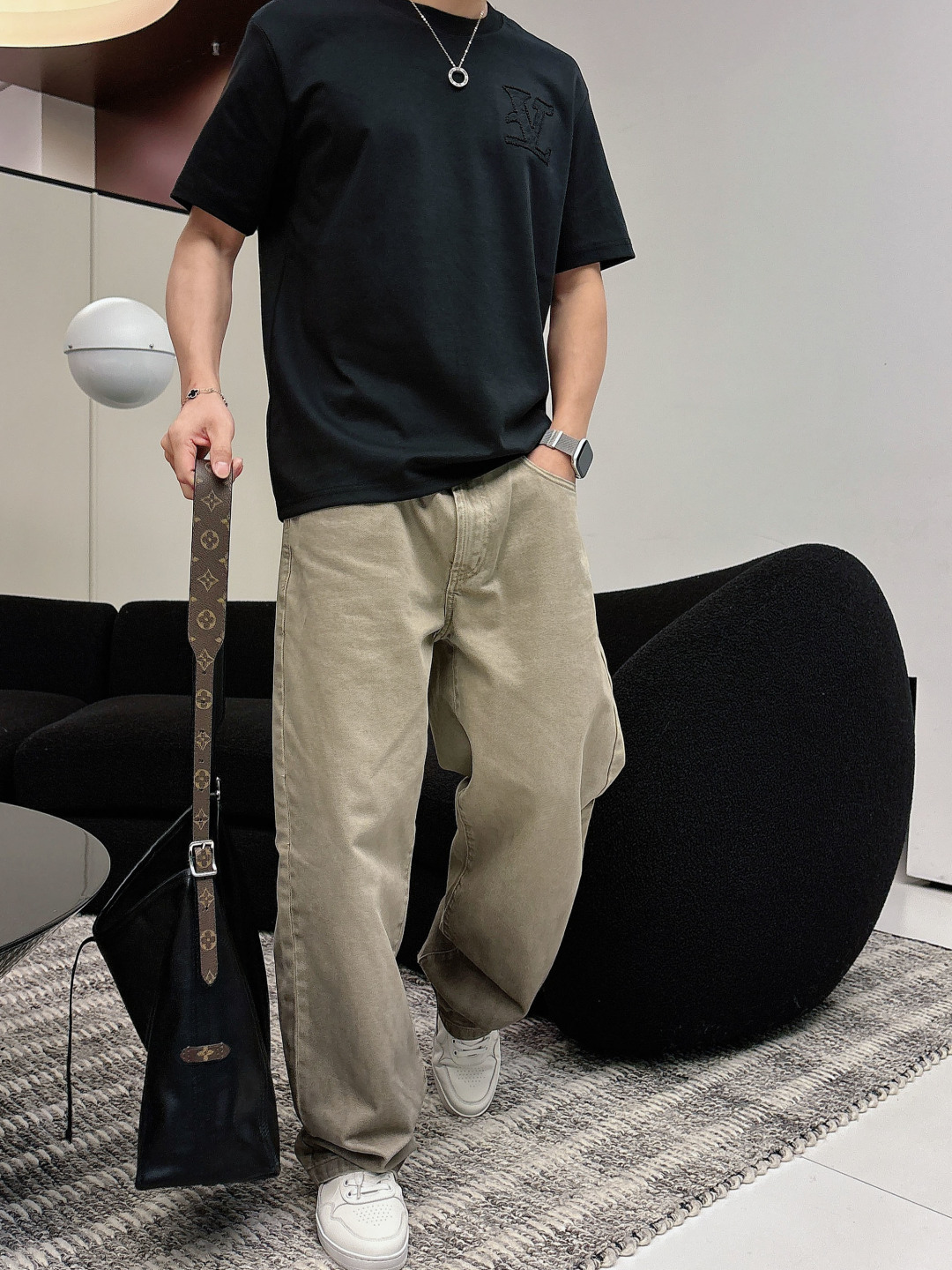 NO:684073,2026ss new product, early spring model (top quality, differentiated currency), heavy launch, early spring catwalk model, personalized arch bridge embroidery, same style for men and women, using imported custom-dyed fabrics, back collar chain bottom, fully shoulder-covering, no deformation or shrinkage when exposed to water, color black, white, SIZES-XXL,,198609092026ss新品早春新款（顶级品质 区别通货） 重磅推出 早春走秀款 个性拱桥绣花 男女同款 采用进口定制定染面料 后领锁链底全包肩 过水不变形不缩水 颜色黑色 白色 SIZES-XXL,,,Men's clothing