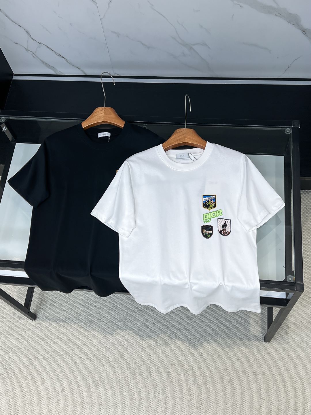 NO:685845,2026SS new product Di double-layer craft printing and embroidery bursts the creative spark of street style and luxury fashion. Round neck printed and embroidered logo cotton short-sleeved T-shirt. The elemental logo badge highlights the sports fashion charm and still leads the fashion! Same style for men and women. Color black and white. Size S-2XL (higher version has turtleback on the back),, T-shirt, tees, t-shirt,198609092026SS 新品Di 双层工艺印花刺绣 迸发街头风格与奢华时尚的创意火花. 圆领印花刺绣标识棉质短袖T恤 元素性的Logo徽章凸显运动时尚魅力,依然独领时尚风骚! 男女同款 颜色黑白 码数 S-2XL（高版本背后有龟背）,,T-shirt,tees，t-shirt,,Men's clothing