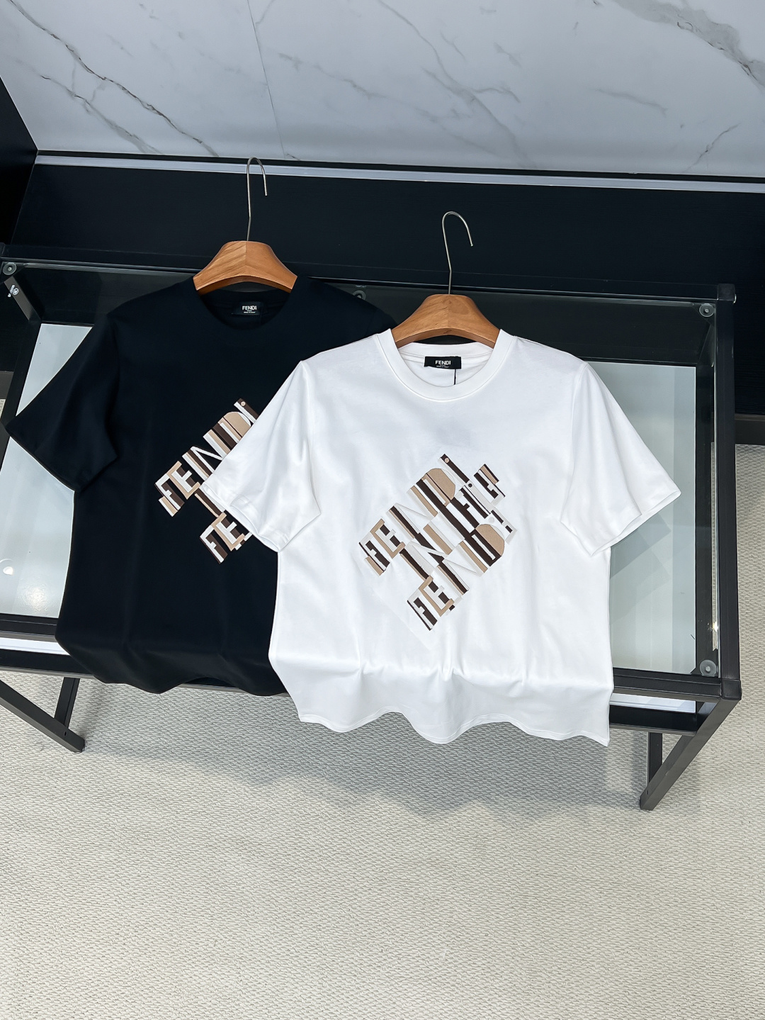 NO:685827,FENDI Fendi Fei double F Fei 26SS new counter T stage catwalk model with triple overlapping geometric letter embroidery on the chest short-sleeved T-shirt, same style for men and women!  Short-sleeves are not the same as the general public, but must be unique and eye-catching. This Fendi round-neck T-shirt has top-notch appearance and quality, comfort, consistent style, and fashion, including fabrics and cutting techniques. We have put a lot of effort into it!  The custom-made pure cotton fabric is breathable, very refreshing and comfortable for daily wear. The rib knitting on the neckline is smooth and tight, and the neckline will not be skewed if you toss it casually. With a loose version, you will find that it really looks good on the upper body. The overall design is minimalist and neat, and it is super versatile for daily wear!  Pair it casually with a pair of pants for a youthful look. A round-neck T-shirt will make your outfit crazy. It is a fashionable item that can never go wrong!  Color black white Size S-2XL (high version has turtle back), fendi, fendi, T-shirt, tees, t-shirt,19860909FENDI 芬迪 Fei双F Fei 26SS新品专柜T台走秀款胸前三重叠影几何字母刺绣 短袖T恤,男女同款！短袖不在千篇一律的大众脸,而是一定要独特吸引人的眼球,这一款芬迪圆领T恤 品相品质都在线,舒适度,一如既往的版型,时髦度,包括面料、裁剪工艺上,都是下足了功夫！定制纯棉面料透气,日常穿着非常清爽穿感舒适,领口的罗纹针织平整紧密,随意折腾都不会领口歪斜,宽松版型,上身你就会发现真的好好看,整体极简利落,超级日常百搭！随随便便搭配一条裤子就是青春的样子,一件圆领t恤就能为你的穿搭疯狂,绝不会出错的时髦单品！ 颜色黑色 白色 尺码S-2XL（高版本背后有龟背）,,fendi,fendi,T-shirt,tees，t-shirt,,Men's clothing