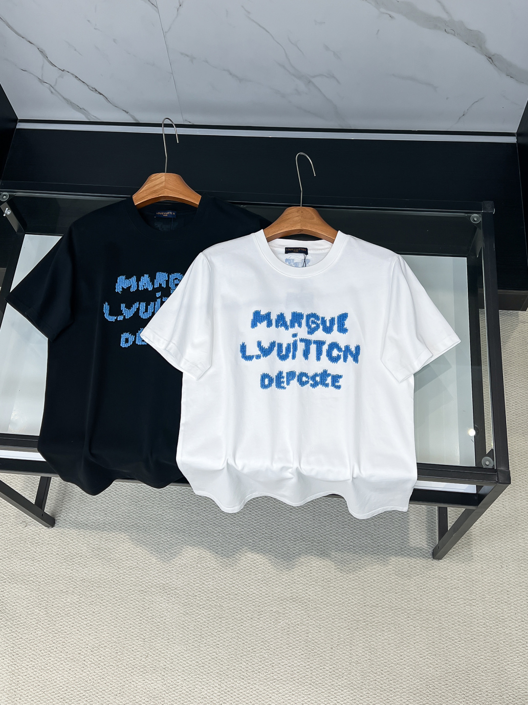 NO:685814,2026SS new donkey brand lv men's new round neck short sleeves, Hong Kong foreign company channel goods, heavy high-end products, high luxury platinum level single products, 26 years of official counter new products, limited sales in Europe!  The vision is quite elegant and fashionable, the recognition is quite distinct, retro and fashionable, very refined and high-end, perfectly flaunting the brand identity, and full of charm. From the main fabric to the detailed craftsmanship, everything shows the ingenuity of fashion, interpreting the essence of fashion to the extreme!  We provide customers with high-grade imported custom-woven fabrics for ready-made garments, which have perfect combination of comfort and breathability. The tactile experience is self-evident, and you can enjoy the ultimate luxury!  Familiar color matching, excellent compatibility, the upper body is full of luxury and temperament, and full of style. Sizes S-2XL,, louis vuitton, louis vuitton, T-shirt,198609092026SS新品驴牌lv男士新款圆领短袖,香港洋行渠道货,重磅高端臻品,高奢品鉴白金级单品,26年官柜新品,欧洲区域限量售卖款！视觉相当雅致时髦,辨识度颇为鲜明,复古且时髦,非常精致而高级,完美标榜了品牌身份,细品韵味十足,从主体面料到细节工艺,无一不彰显时装的匠心所在,将时装的精髓阐释到极致！客供高级进口成衣定织面料,舒适性与透气性完美兼备,触感体验不言而喻,奢华极致享受！轻熟的配色,兼容性优越,上身满满的奢贵感和气质感,型款十足.尺码S-2XL,,louis vuitton,louis vuitton,T-shirt,,Men's clothing