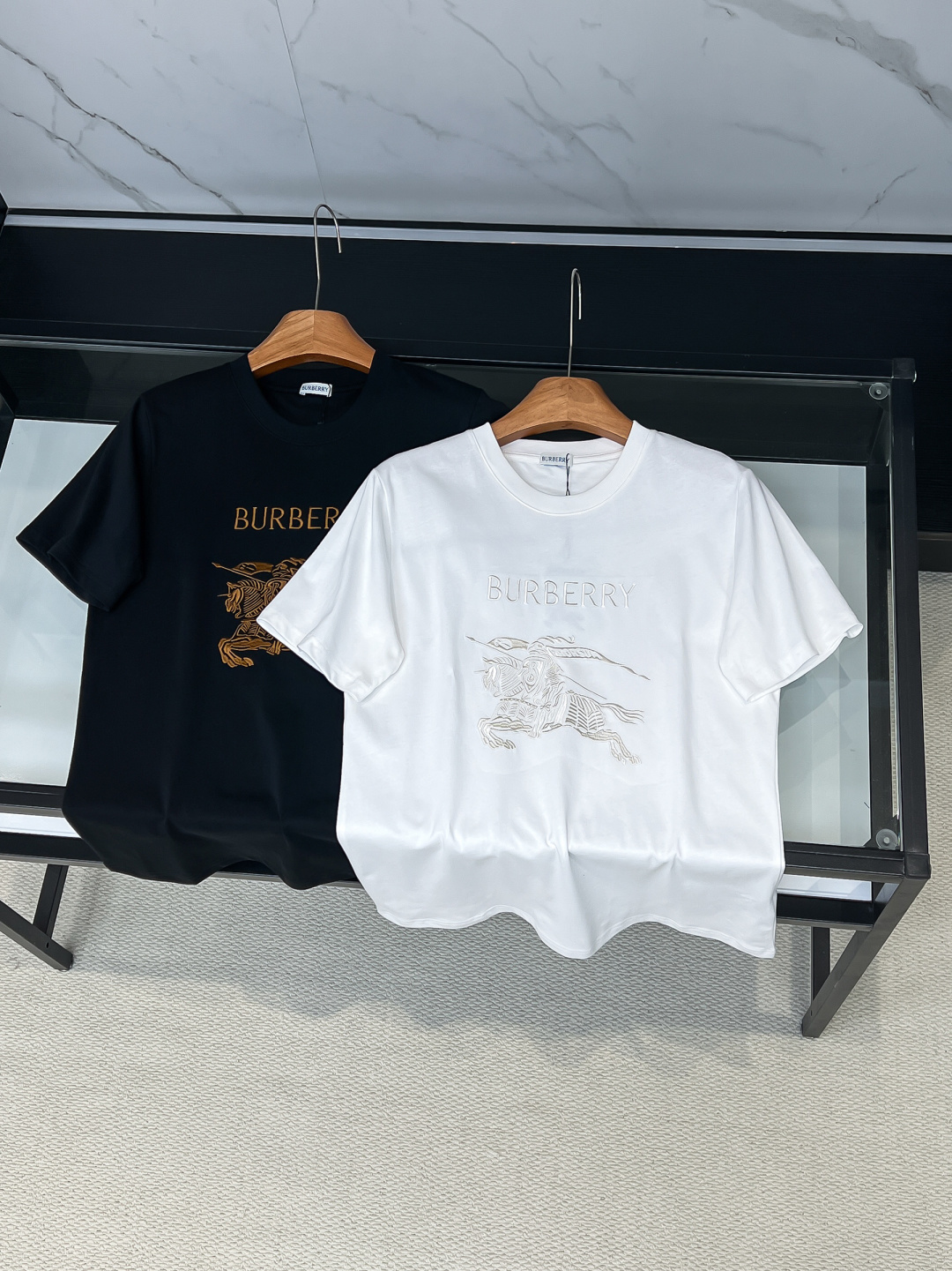 NO:685836,2026SS new product Burberr*/Burberry equestrian knight embroidered cotton knitted round neck short-sleeved T-shirt  The main body of the war horse embroidery pattern adopts precision stitch embroidery technology; the embroidery is very fine and dense, the pattern is clear and has a strong sense of line and three-dimensionality, and the embroidery body has a subtle matte visual texture; the embroidery effect is three-dimensional and full. The flat embroidery has a unique design of stitch stitching, and the embroidery is very fine and dense; the overall stitching is fine and the fineness and texture are consistent, adding a sense of layering to the simple design. Double-needle stitching to make garments  Straight cut round neck, slightly dropped shoulder line, and neat upper body. The neckline, cuffs, and hem are all made with special machine topstitching, which makes it more resistant to deformation after repeated wear and washing. The fabric is made of pure cotton, with high-density twill texture, fine weave of gray fabric, and no stretch to maintain the unique muscle effect. SizeS/M/L/XL/XXL (high version has turtleback on the back),, burberry, burberry, T-shirt, tees, t-shirt,198609092026SS新品 Burberr*/巴宝莉 马术骑士刺绣棉质针织圆领短袖T恤 战马刺绣图案主体采用精密挨针绣工艺；刺绣非常精细针法绵密,图案清晰且线条感和立体感强,绣体具有微妙的哑光视觉质感；刺绣效果立体饱满.平绣的挨针走线独特设计,刺绣非常精细针法绵密；整体针脚细密,精细度质感一致,为简约设计增添了层次感. 双针走线缝制成衣 圆领直身裁剪、合体微落肩线,上身精神利落领口、袖口、底摆均以专机车明线,多次穿洗更加不易变形.面料纯棉材质,高密度斜纹肌理,胚布织法细密,无弹力保持特有筋骨效果. SizeS/M/L/XL/XXL（高版本背后有龟背）,,burberry,burberry,T-shirt,tees，t-shirt,,Men's clothing