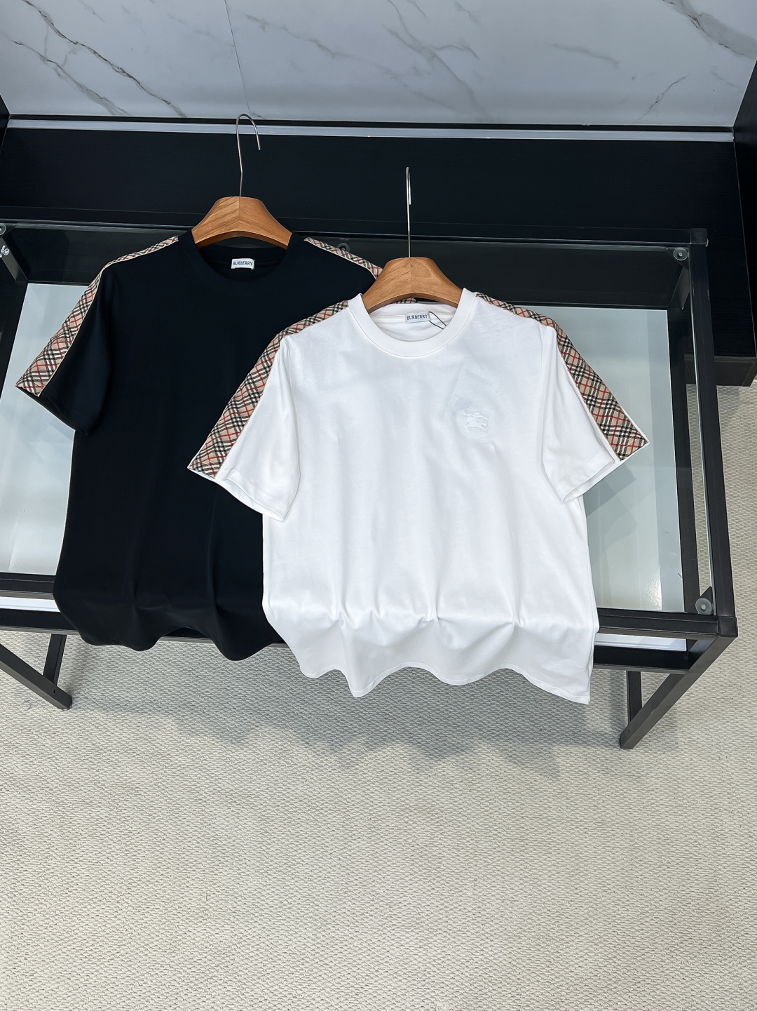 NO:685841,Bu 2026 SS new product. Fashionable and casual round neck short sleeves. Available at counters simultaneously. Imported fabrics. The craftsmanship is extremely complex. The vision is quite elegant and fashionable, noble and elegant. From the main fabric to the detailed craftsmanship, it shows the ingenuity of the fashion. Recommended, sizes S-2XL (the higher version has a turtle back on the back), T-shirt,19860909Bu 2026 SS新品.时尚休闲圆领短袖.专柜同步有售,进口面料,工艺极度复杂,视觉相当雅致时髦,高贵而优雅,从主体面料到细节工艺,彰显时装的匠心所在.推荐,尺码S-2XL（高版本背后有龟背）,,T-shirt,,Men's clothing