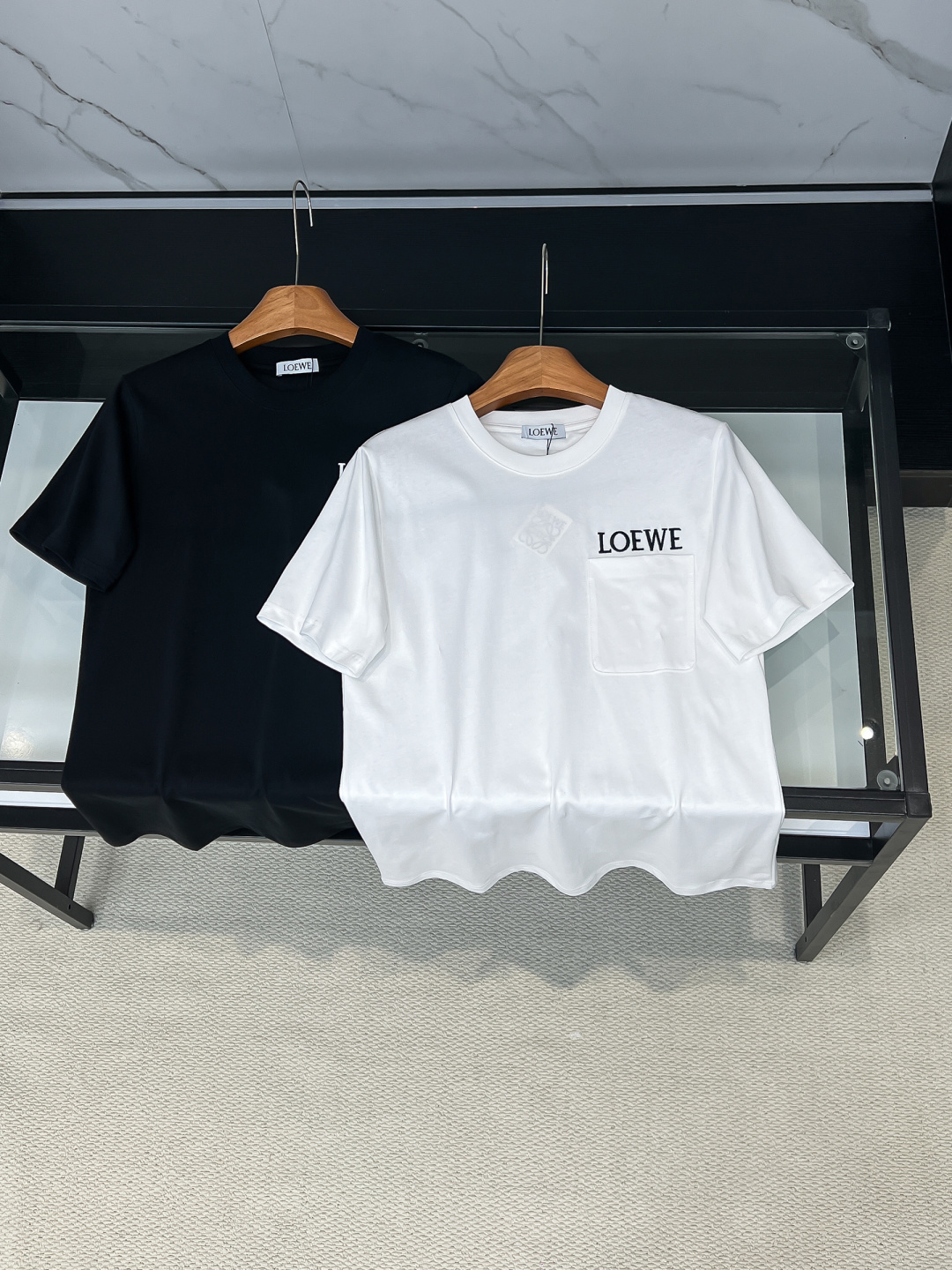 NO:685809,2026SS new product LOEWE/Loewei high-quality round neck short-sleeved T-shirt, brand classic embroidered letter LOGO, official synchronization, high version, high quality, fashionable personality, versatile trend, pure original quality, original fabric, tag, collar label, washed wheat, complete three standards, color: black, white. Size S-2XL (high version has turtle back),,loewe,loewe,T-shirt,tees,t-shirt,198609092026SS 新品LOEWE/罗意威 高品质圆领短袖T恤 品牌经典刺绣字母LOGO 官方同步 高版本 高品质 时尚个性 百搭潮流 纯原品质 原版面料 吊牌 领标 水洗麦 三标齐全 颜色: 黑色.白色. 尺码S-2XL（高版本背后有龟背）,,loewe,loewe,T-shirt,tees，t-shirt,,Men's clothing