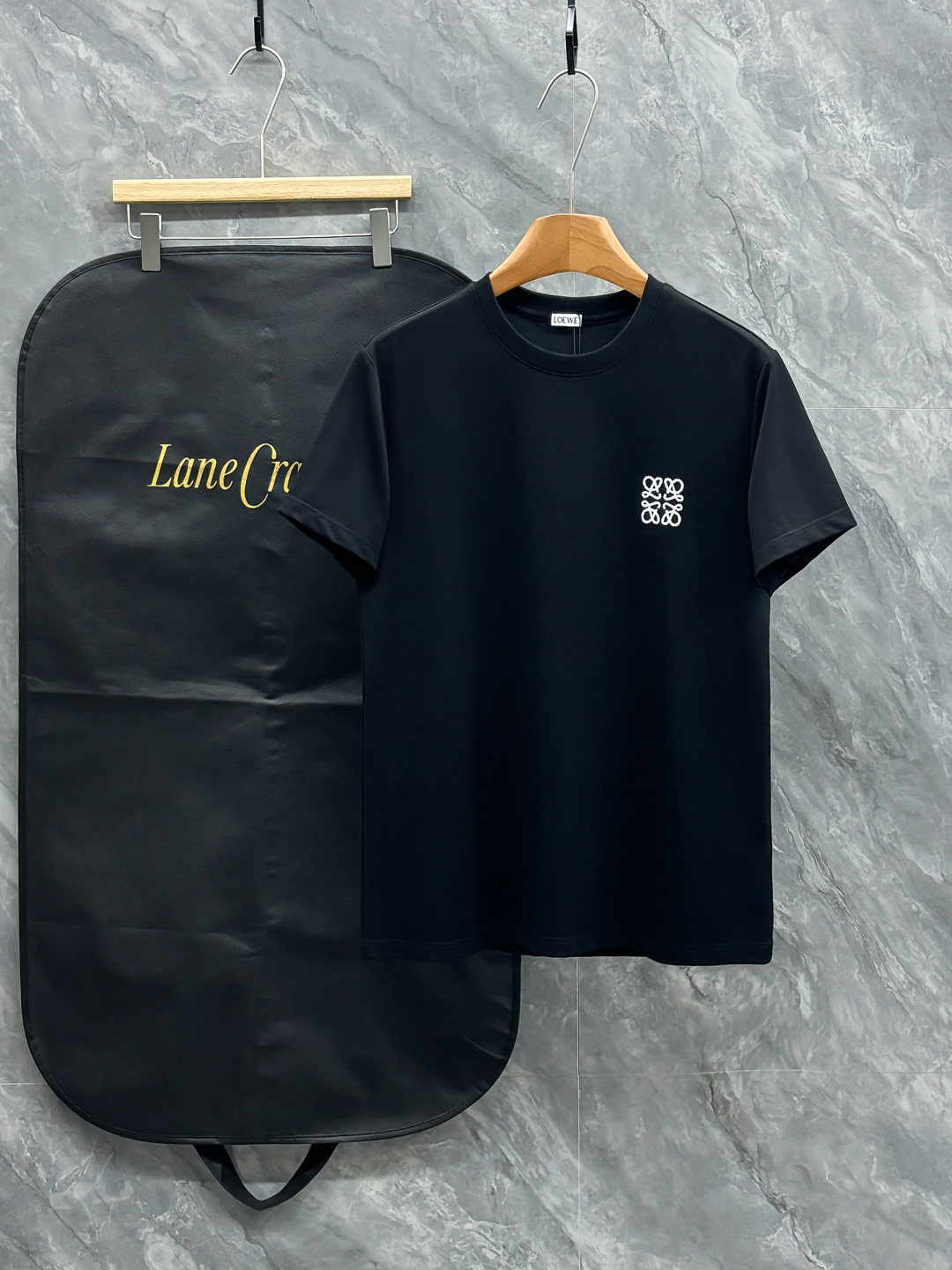 NO:682654,2026ss new product Loew spring and summer front decorated with contrasting brand classic elements logo flower three-dimensional embroidery short-sleeved T-shirt, evergreen style, classic minimalist style design, an indispensable item in the wardrobe, custom-made fabric mercerized pearls containing ingredients mulberry silk. Black white code size S-2XL,, loewe, T-shirt, tees, t-shirt,198609092026ss新品 Loew春夏正面饰有撞色品牌经典元素 logo花字立体刺绣 短袖T恤,长青款式、经典极简风格设计衣橱里不可或少的单品,定制面料丝光珠地含成分桑蚕丝.黑色 白色 码数S-2XL,,loewe,T-shirt,tees，t-shirt,,Men's clothing