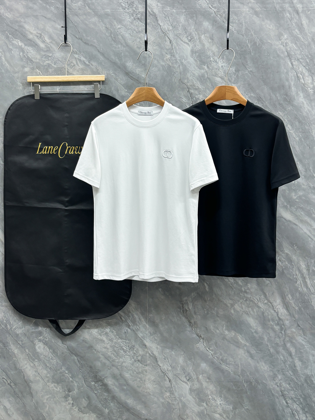 NO:682653,2026ss new product CD letter classic small embroidery Logo logo exquisitely upgraded, inspired by the retro of the 1980s Original fabric Official same style Short-sleeved T-shirt Customized fabric Very comfortable to the touch Latest brick cabinet synchronization for spring and summer Fashion and personality Super versatile and good-looking Very suitable for both men and women A must-have item for everyone Hang tag Collar label Washed wheat Complete with three standards Color: Black Size S-2XL, T-shirt, tees, t-shirt,198609092026ss新品 CD字母经典小刺绣 Logo标识精致升级,灵感源自八十年代复古 原版面料 官方同款 短袖T恤 定制面料 手感非常舒服  春夏最新砖柜同步 时尚又个性 超级百搭好看的 男女都非常合适 人手必备款 吊牌 领标 水洗麦 三标齐全 颜色: 黑色 尺码S-2XL,,T-shirt,tees，t-shirt,,Men's clothing