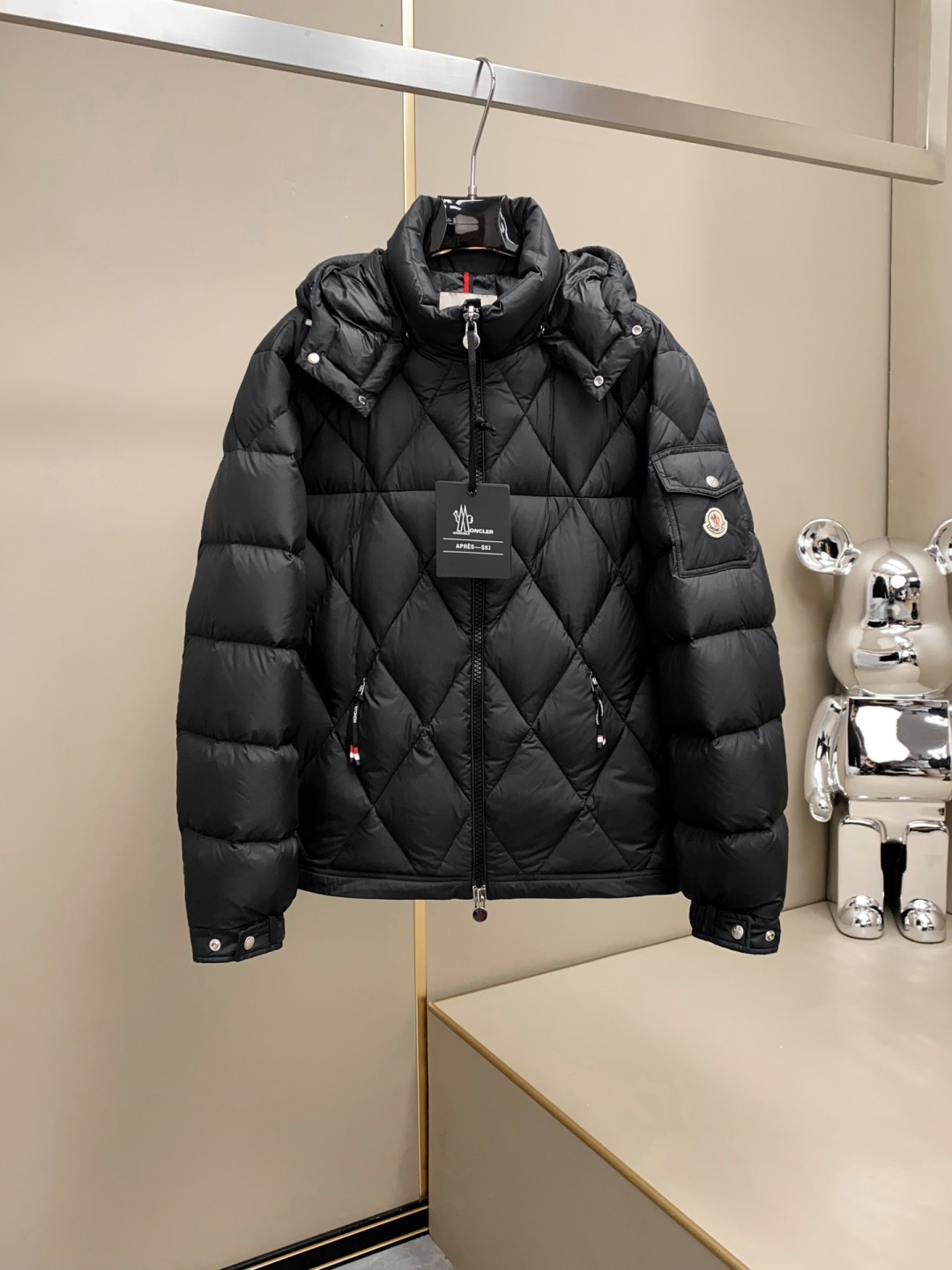 NO:682622,The high version pays attention to details. MON's new autumn and winter diamond-shaped quilted zipper down jacket, the same style for men and women with sleeves and arm badge pockets, detachable hooded stand-collar down jacket!  Trading company channels are rare and available on the official website simultaneously!  In order to create a better wearing experience, this down jacket is made of custom-made fabrics and three-proof high-tech fabrics. It is not only waterproof, windproof, anti-fouling, etc., but can also effectively resist the invasion of the body by cold weather. The direct down filling process makes the production process of this down jacket more complicated, but it also gives it a three-dimensional effect!  As for the filling material, we carefully selected 90% white goose down, and used super large and fluffy velvet for filling!  This choice allows the wearer to feel completely infinite when wearing the upper body, which can not only maintain a light feeling, but also enjoy sufficient warmth!  Wearing it is like a heater while walking, giving you all-round warmth and care!  The design is decorated with a rhombus pattern all over the body and is outlined using quilting technology. The overall design is simple, fashionable and yet has a high-end feel. It is paired with a hidden drawstring zipper and double pockets, making the outfit full of three-dimensionality!  The iconic felt badges on the sleeve arm pockets are even more of a status symbol!  Size 1-4 24028 size data: Size 1 has shoulder width 48cm-bust 124cm-shirt length 66.5cm-sleeve length 65cm. Size 2 has shoulder width 49.5cm-chest 128cm-shirt length 67cm-sleeve length 66cm. Size 3 has shoulder width 51cm-chest 132cm-shirt length 69.5cm-sleeve length 69cm.  Size 4, shoulder width 52.5cm - bust 136cm - length 71cm - sleeve length 69cm Recommended size (standard version) Height 174kg, try on size 2 which is suitable!  Boys weighing less than 135 pounds should choose size 1, 135-148 pounds should choose size 2, 148-162 pounds should choose size 3, 165-190 pounds should choose size 4, and girls should all choose size 1!  The high version pays attention to details,,jackets & coats,jackets & coats,down jacket,hats,19860909高版本注意细节 MON秋冬新款菱形格绗缝拉链羽绒夹克,男女同款袖臂徽章口袋可拆卸连帽立领羽绒服外套！贸易公司渠道稀出,同步官网发售！ 为了打造出更好的穿着体验,这款羽绒服采用了客供定制面料和三防高科技面料制作,它不仅具备防水、防风、防污等功能,还能有效抵御寒冷天气对身体的侵袭,而直充绒工艺使得该羽绒服制作过程更加复杂,但也使得其呈现出立体效果！在填充材料上,精挑细选了90白鹅绒,并且使用超大朵高蓬松的绒朵进行填充！这种选择使得穿着者在上身时完全无量感,既能保持轻盈的感觉,又能享受到充足的保暖！穿上它就像是行走中的暖气一样,给你全方位的温暖呵护！ 设计上通体菱形格图案装饰,采用绗缝工艺进行勾勒,整体简约时髦又不失高级感,搭配隐藏式抽绳拉链双插口袋,着身立体感十足！袖臂口袋上标志性毛毡徽章点缀,更是身份的象征！ 尺码1-4 24028尺码数据: 1码肩宽48cm-胸围124cm-衣长66.5cm-袖长65cm 2码肩宽49.5cm-胸围128cm-衣长67cm-袖长66cm 3码肩宽51cm-胸围132cm-衣长69.5cm-袖长69cm 4码肩宽52.5cm-胸围136cm-衣长71cm-袖长69cm 尺码推荐（标准版型） 身高174-斤,试穿2码合适！ 男生体重135斤以内选择1码,135-148斤选择2码,148-162斤选择3码,165-190斤选择4码, 女生全部选择1码即可！高版本注意细节,,jackets & coats,jackets & coats,down jacket,hats,,Men's clothing