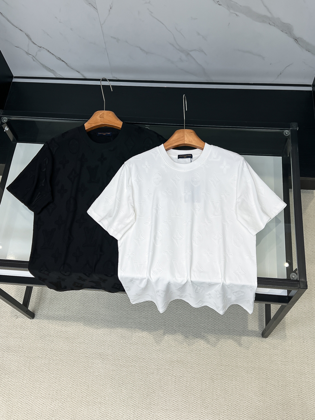 NO:685852,1v 26ss new product full-print old flower short-sleeved T-shirt. This white T-shirt uses special jacquard technology to combine the classic LV  The presbyopia pattern is three-dimensionally presented on the surface of the fabric. The fabric has been specially treated to present a delicate concave and convex texture. Each letter and pattern is clear and three-dimensional, with a rich touch. The round neck design fits the neck line, neatly cut, and the overall silhouette is simple and elegant. The jacquard process integrates the pattern and the fabric through precise weaving control, which not only maintains the visual layering but also ensures wearing comfort.  The sewing lines on the body are even and neat to ensure a solid structure and not easily deformed. The hem and cuffs are smooth and neat, and the edges are clean and neat, reflecting the exquisite clothing craftsmanship. The overall design is low-key yet luxurious, combining classic presbyopic elements with modern tailoring, which is not only suitable for daily wear, but also demonstrates quality and taste in the details. The overall routing is straight and delicate, the fabric is comfortable and soft, and the colors are consistent and without color difference.  It can be matched with the same style to create a fashionable look, and can be used in various occasions. Customized accessories, complete with three standards, same style for men and women!  SizeS-2XL,,louis vuitton,T-shirt,tees,t-shirt,198609091v 26ss新品 满印老花短袖T恤 这件白色 T 恤采用特殊的提花工艺,将经典的 LV 老花图案立体呈现在面料表面.面料经过特殊处理,呈现出细腻的凹凸纹理,每一个字母与图案都清晰立体,触感丰富.圆领设计贴合颈部线条,剪裁利落,整体廓形简约大方.提花工艺通过精确的织法控制,使图案与面料融为一体,既保持了视觉上的层次感,又确保了穿着的舒适度.衣身的车缝线均匀工整,确保结构牢固且不易变形.下摆与袖口的处理平滑整齐,边缘干净利落,体现出精湛的制衣工艺.整体设计低调而不失奢华,经典的老花元素与现代剪裁相结合,既适合日常穿搭,又能在细节中彰显品质与品味.整体走线平直细腻,面料舒适柔软,颜色一致无色差 能与同款搭配营造时尚造型,驾驭各种场合,定制辅料,三标齐全,男女同款！ SizeS-2XL,,louis vuitton,T-shirt,tees，t-shirt,,Men's clothing