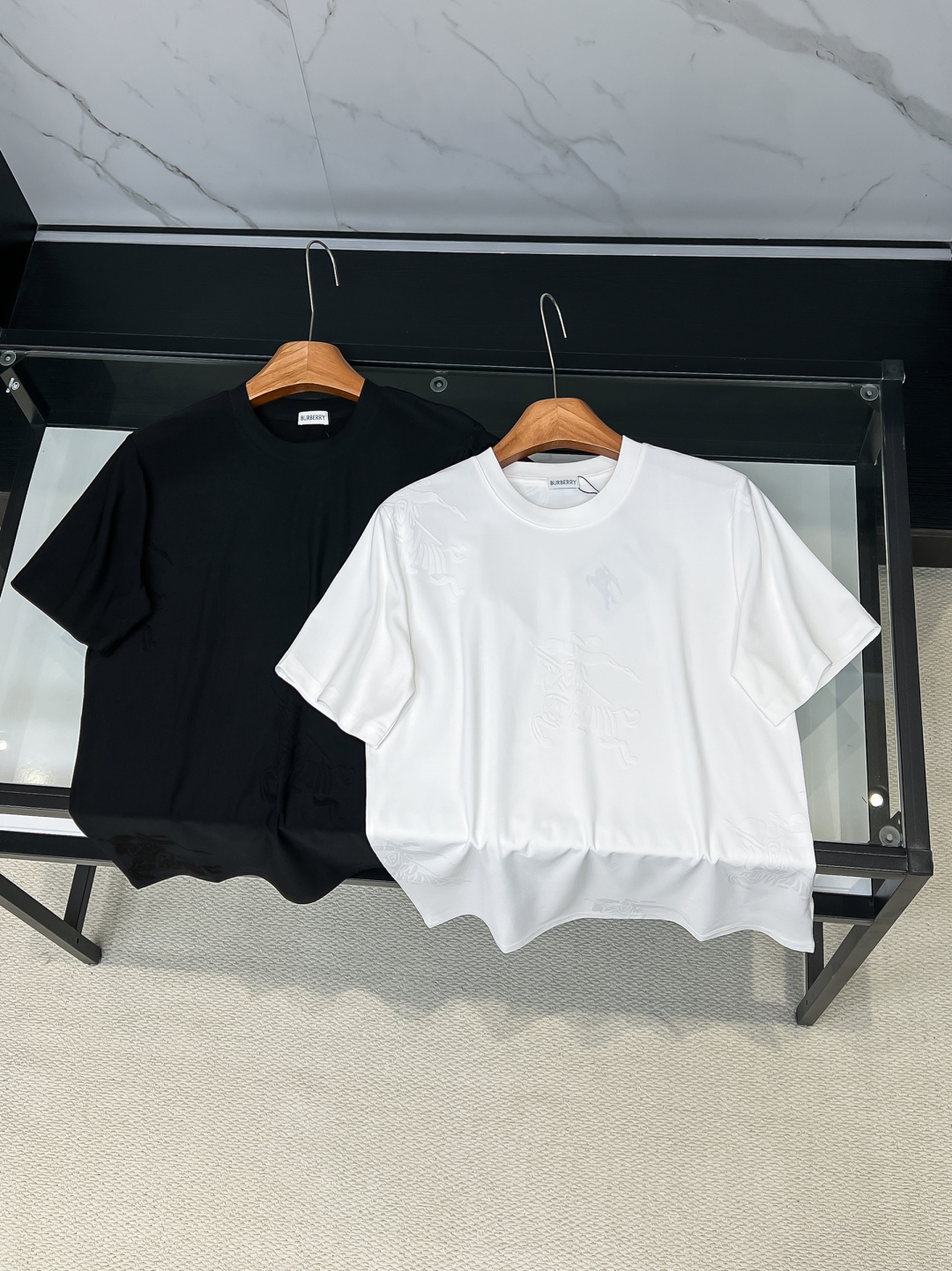 NO:685847,2026ss new product Burber spring and summer new short-sleeved T-shirt, high-end limited series, original order, customized fabric is very eye-catching, visually very fresh, very beautiful and fashionable, interpreting a new tone and youthful vitality, exquisite and ingenious design, meeting the simple needs of commuters for dressing, the upper body effect is very good, slimming, not picky about the figure. The fabric workmanship... impeccable, the upper body feels skin-friendly  Good breathability, good cleanliness, simple and easy to match, extremely high-grade, a must-have item for everyone!  Size S-2XL Color black-white,,burberry,T-shirt,tees,t-shirt,198609092026ss新品 Burber 春夏新款短袖T恤,高端限量系列,原单狠货,定制面料很吸引眼球 视觉方面相当提鲜,非常绝美时髦,诠释出全新的腔调和年轻活力感,精湛绝伦的匠心设计,满足通勤人们对于着装的简约需求,上身效果很好,显瘦,不挑剔身材.面料做工…无可挑剔,上身感 亲肤 透气好,好净版简约易搭配,档次极高,人手必备单品！ 码数S-2XL 颜色黑色-白色,,burberry,T-shirt,tees，t-shirt,,Men's clothing