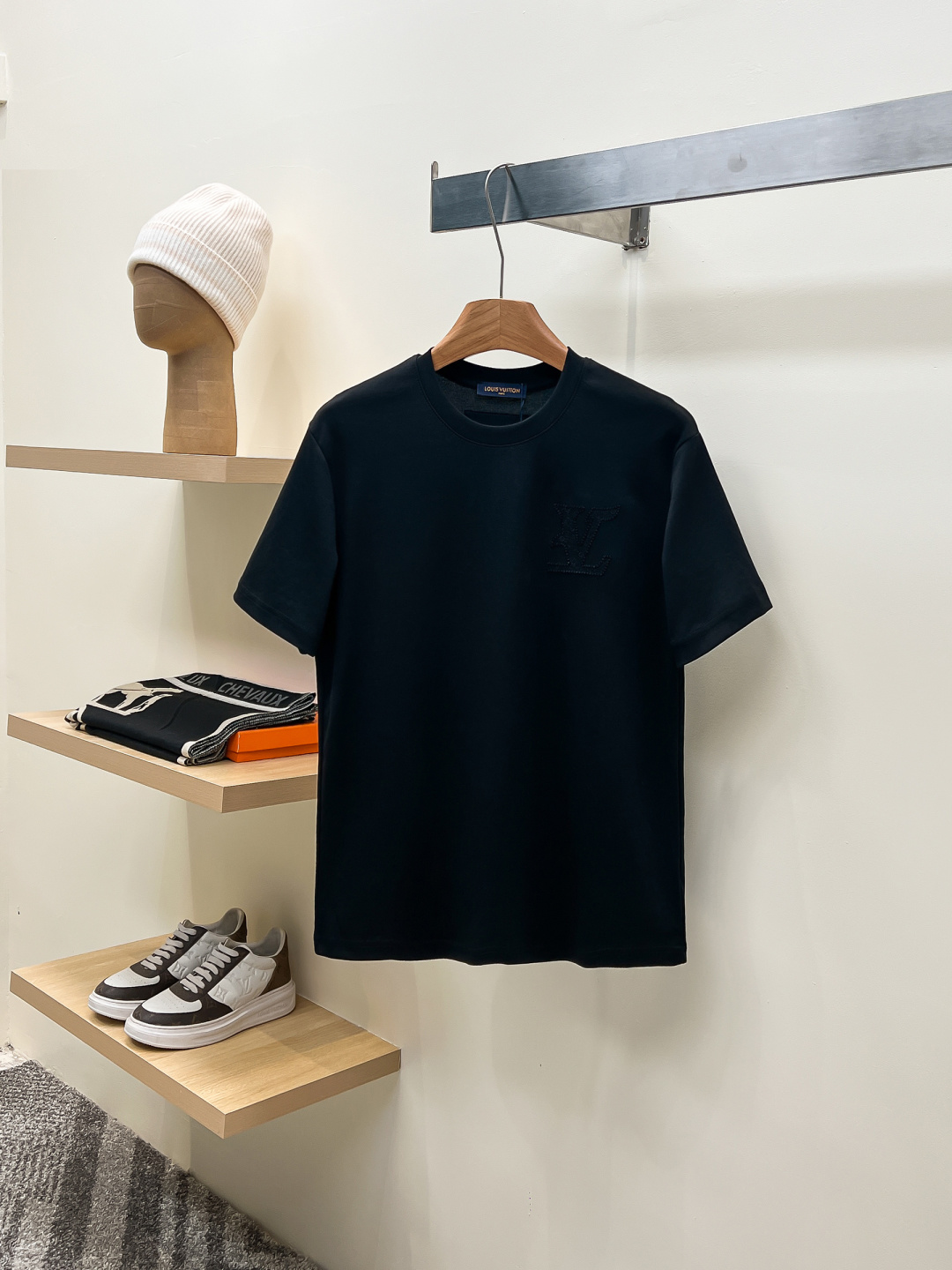 NO:685835,2026ss new product, early spring model (top quality, differentiated currency), heavy launch, early spring catwalk model, personalized arch bridge embroidery, same style for men and women, using imported custom-dyed fabrics, back collar chain bottom, fully shoulder-covering, no deformation or shrinkage when exposed to water, color black, white, SIZES-XXL,,198609092026ss新品早春新款（顶级品质 区别通货） 重磅推出 早春走秀款 个性拱桥绣花 男女同款 采用进口定制定染面料 后领锁链底全包肩 过水不变形不缩水 颜色黑色 白色 SIZES-XXL,,,Men's clothing