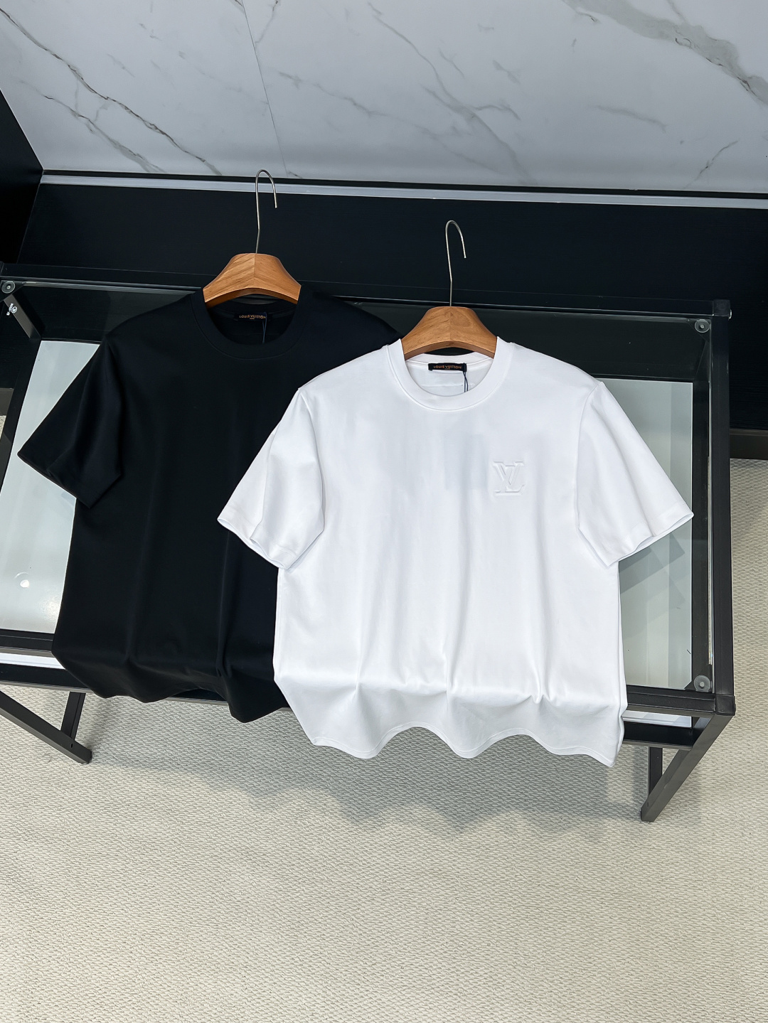 NO:685818,LV 2026ss new products, new spring and summer short-sleeved T-shirts for men and women, available at counters simultaneously!  Customized exclusive fabrics, customized original craft threads, and heavy embossed letter logo craft design on the chest!  Simple and elegant, easy to match and versatile, extremely high-grade, perfectly integrated into fashion and style, it is a top-notch fashionable style that is perfect for outer wear!  The whole thing gives people a natural feeling!  The ultimate classic versatile short-sleeved T-shirt, designed with the latest three-dimensional letter logo graphic elements!  The ultimate heavy work, the ultimate perfection!  Fans who pursue high quality should rush to buy it by themselves, and we sincerely invite all fans who know the goods to appreciate this model together!  !  Color Black Size S-2XL,,louis vuitton,T-shirt,tees,t-shirt,19860909LV 2026ss新品 春夏新款男女同款短袖T恤,专柜同步发售！定制专属面料,定制原版工艺螺纹,胸前重工凹凸字母logo工艺设计！简约大方,从容百搭,档次极高,完美融入时尚还有风情感一款完美符合外穿的顶尖时髦气质款！整体给人浑然天成的感觉！极致经典的百搭型短袖T恤,采用最新的立体字母logo图案元素设计！极致的重工极致的完美！追求高品质的粉丝们请自行抢购,诚邀所有识货的粉丝一同鉴赏此款！！颜色黑色 尺码S-2XL,,louis vuitton,T-shirt,tees，t-shirt,,Men's clothing